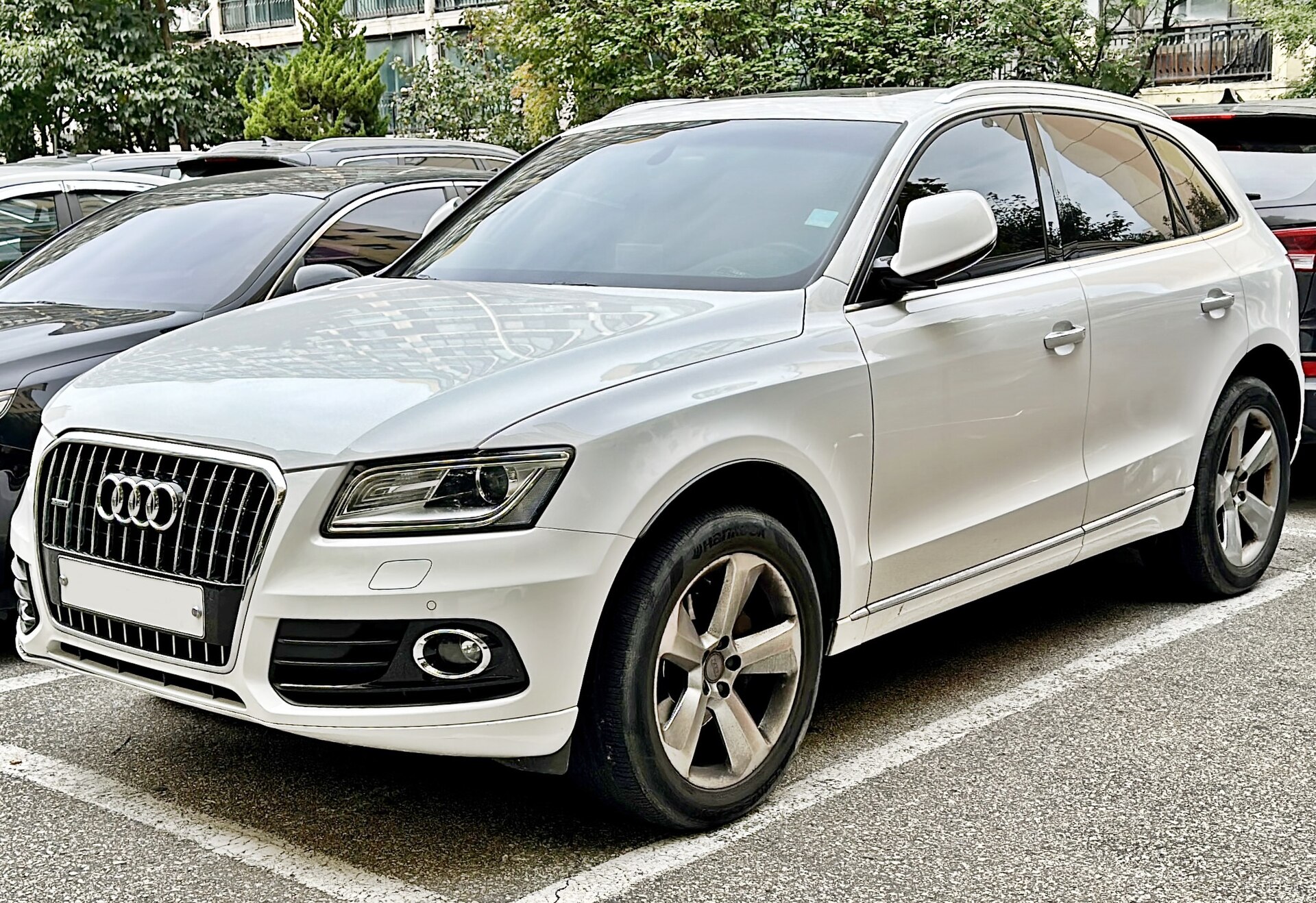 2012 Audi Q5 (8R) in silver, front view