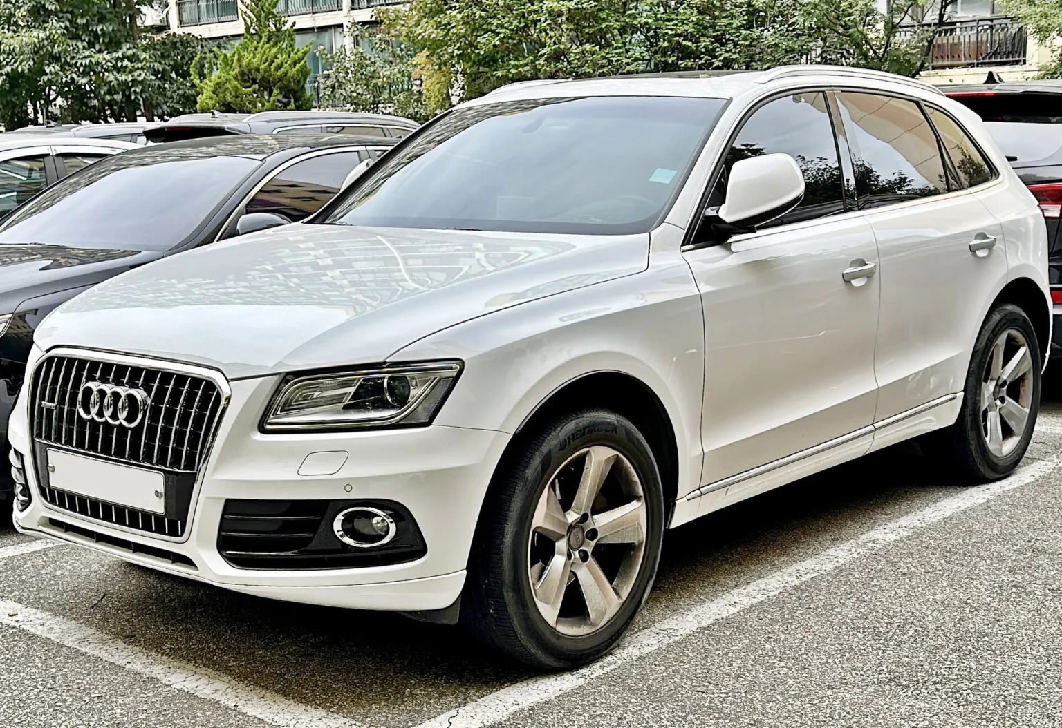 2012 Audi Q5 (8R) in silver, front view