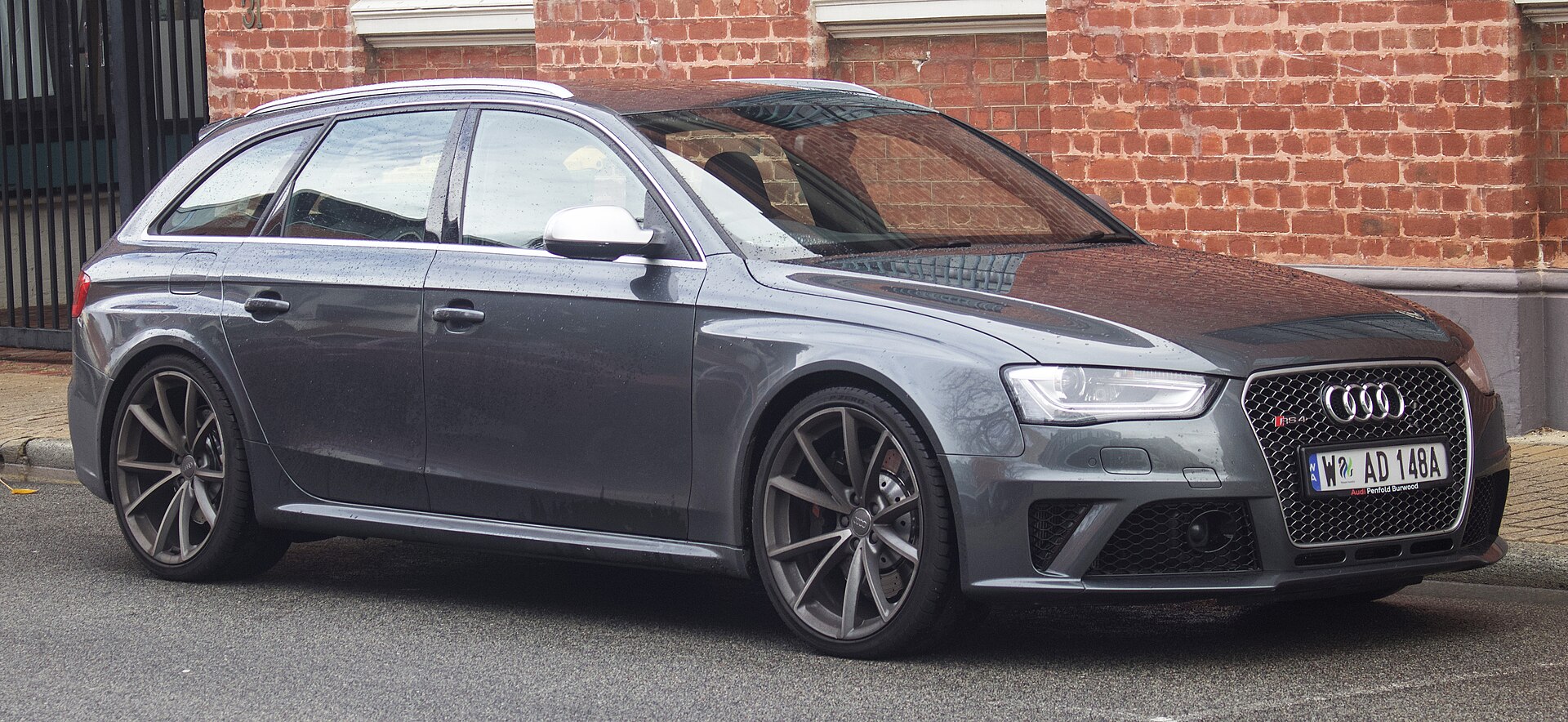 2013 Audi RS4 Avant front view