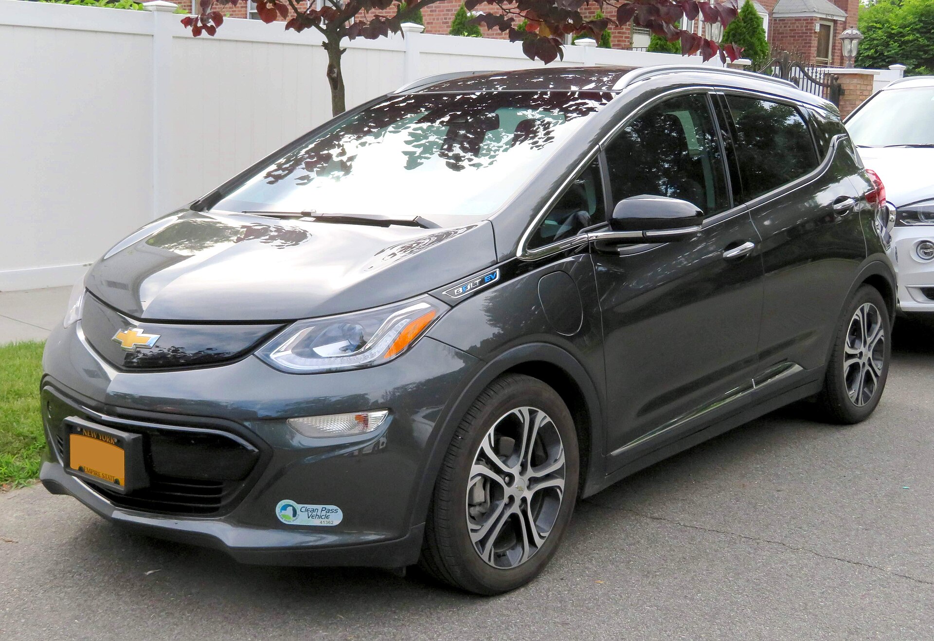 2017 Chevrolet Bolt EV Premier front view