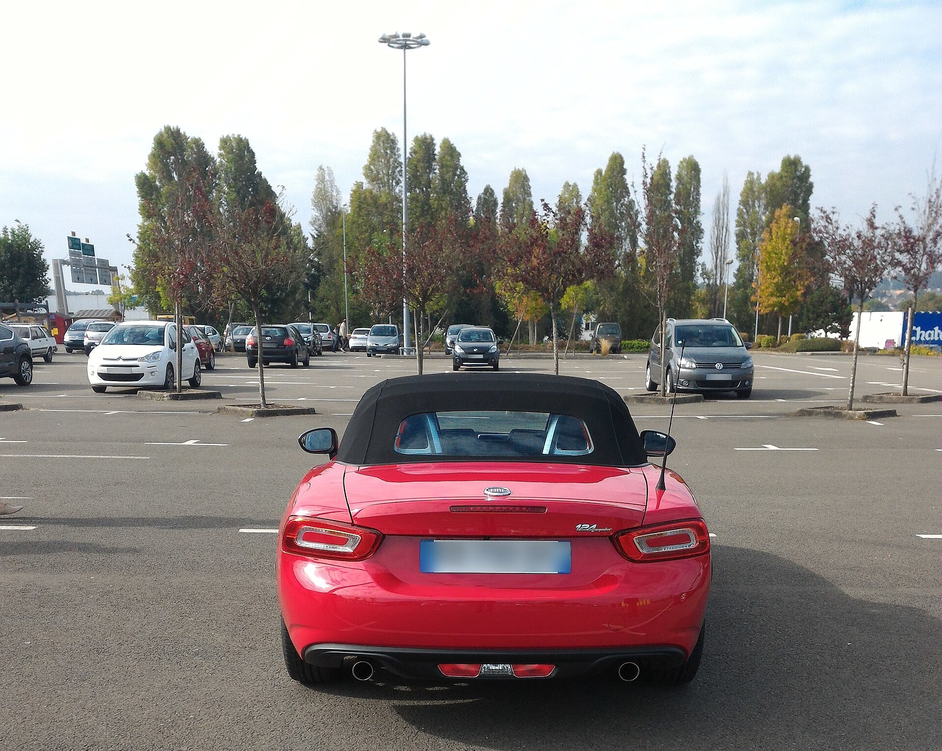Fiat 124 Spider (2016) as seen in 2016.