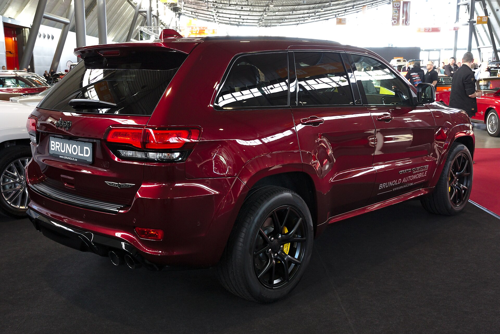 Jeep Grand Cherokee Trackhawk (WK2) in silver, front three-quarter view.
