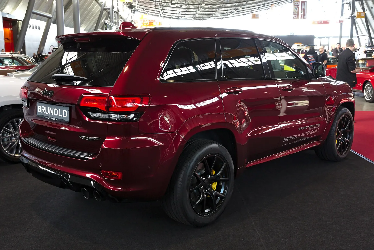Jeep Grand Cherokee Trackhawk (WK2) in silver, front three-quarter view.