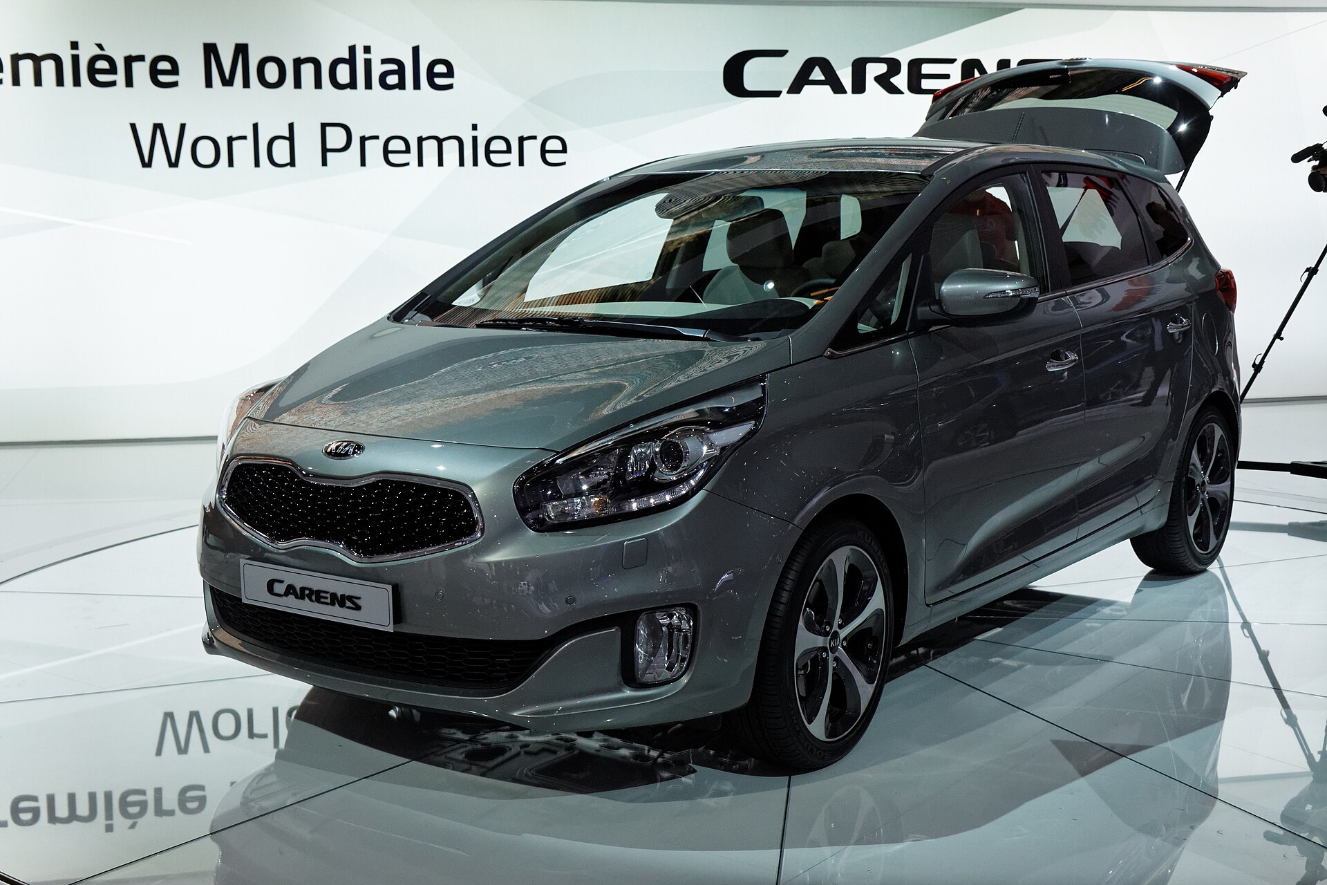 Kia Carens at the 2012 Paris Motor Show