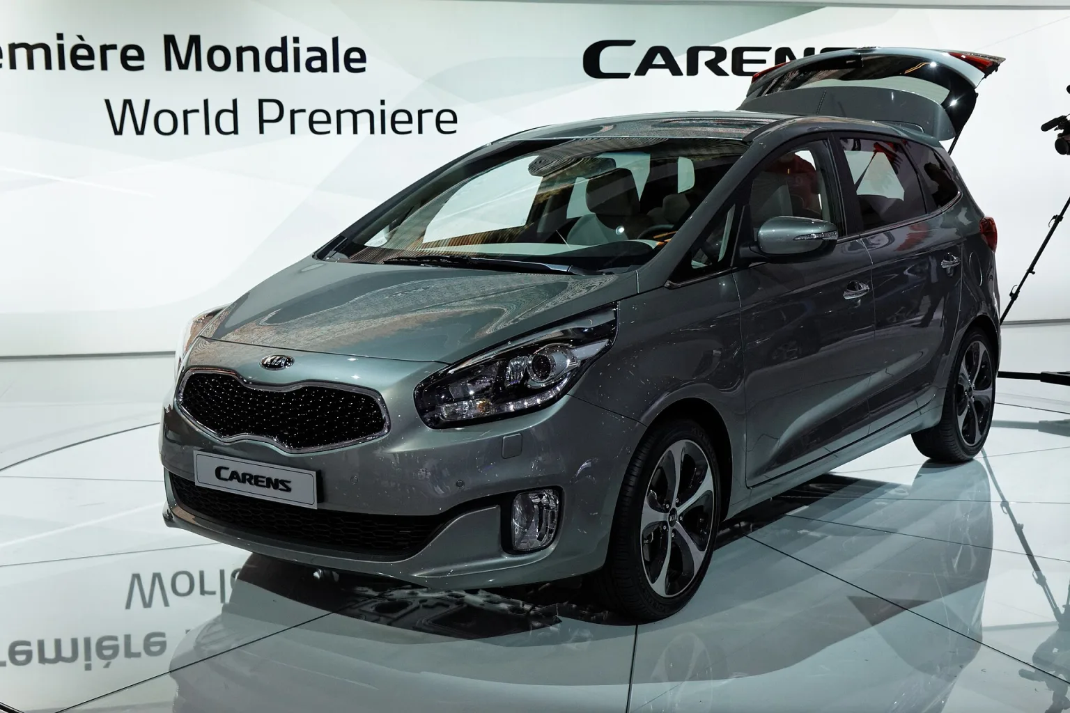 Kia Carens at the 2012 Paris Motor Show