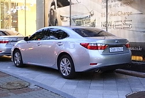 2013 Lexus ES sedan in silver, front view