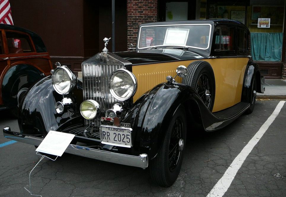 Rolls-Royce Wraith (2013) at a car show