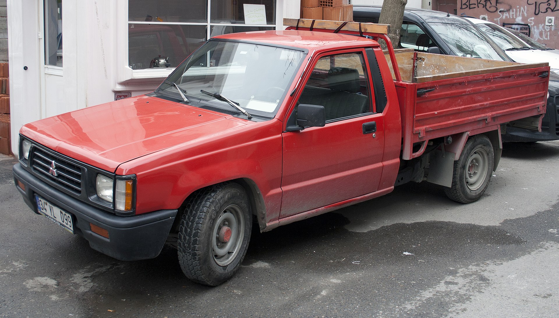 Mitsubishi L200 pickup truck in Üsküdar