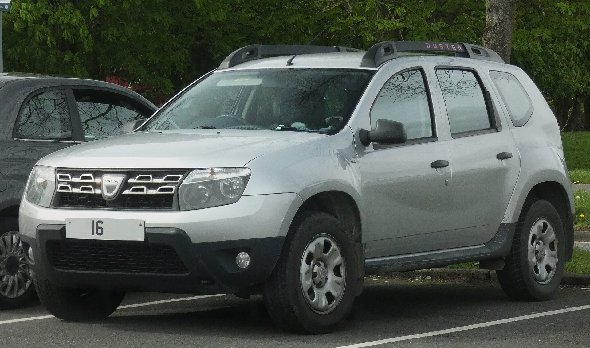 2016 Dacia Duster Ambiance 4x4, front view