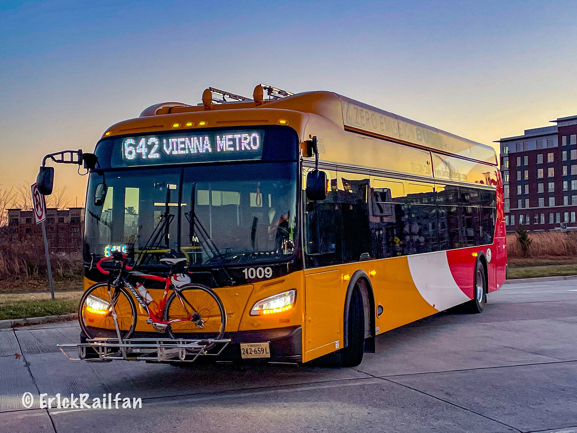 2023 New Flyer Xcelsior CHARGE XE40 at Vienna station
