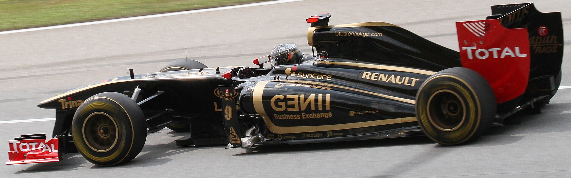 Nick Heidfeld driving the Renault R31 at 2011 Malaysia GP FP2