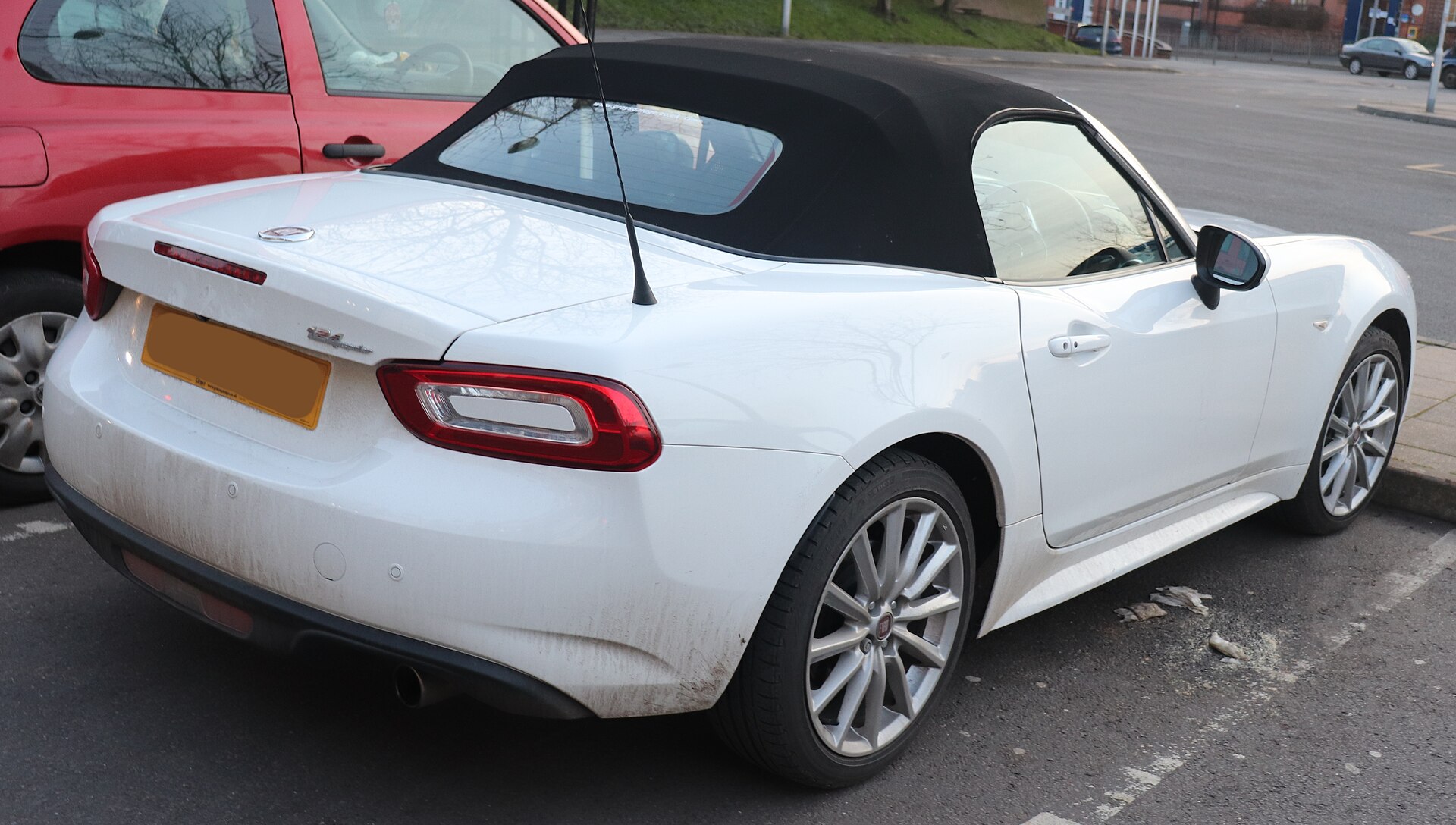 2016 Fiat 124 Spider Lusso+ 1.4, rear view