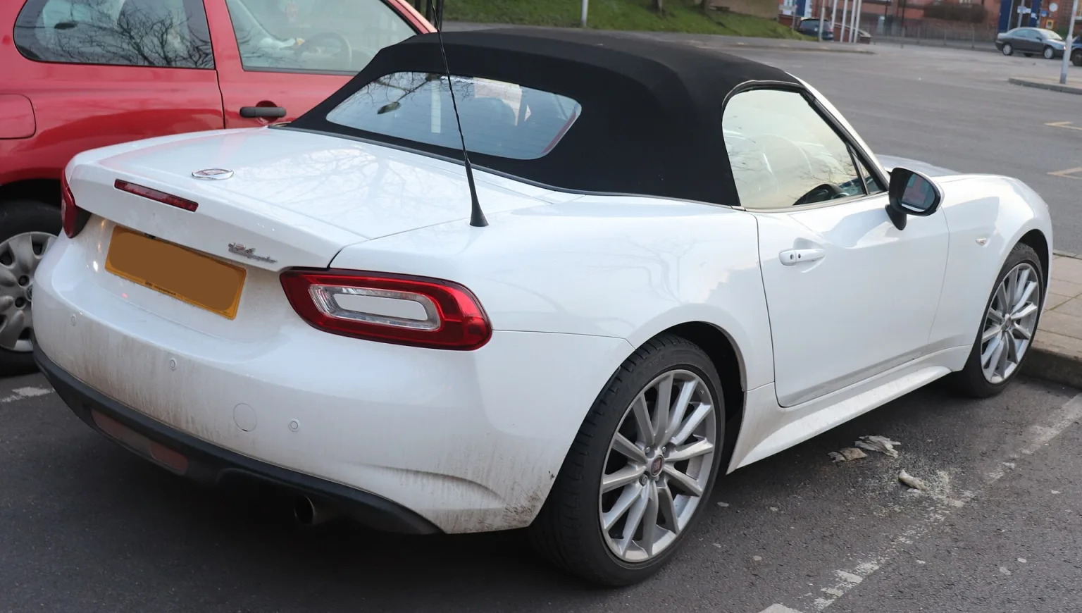 2016 Fiat 124 Spider Lusso+ 1.4, rear view
