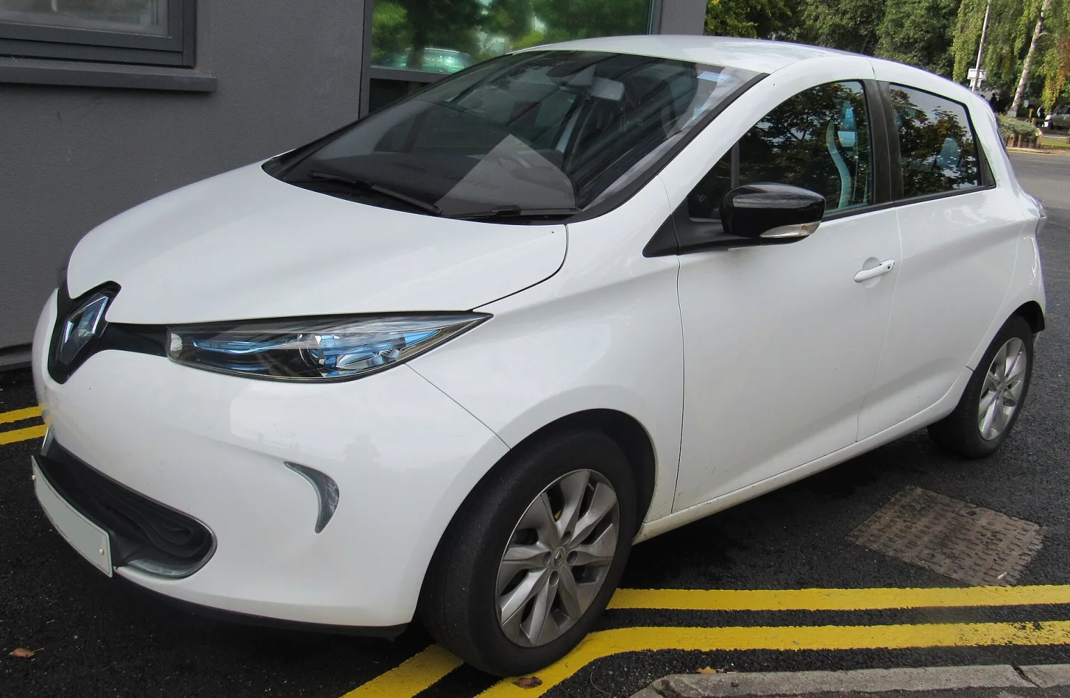 2015 Renault ZOE Dynamique Automatic front view