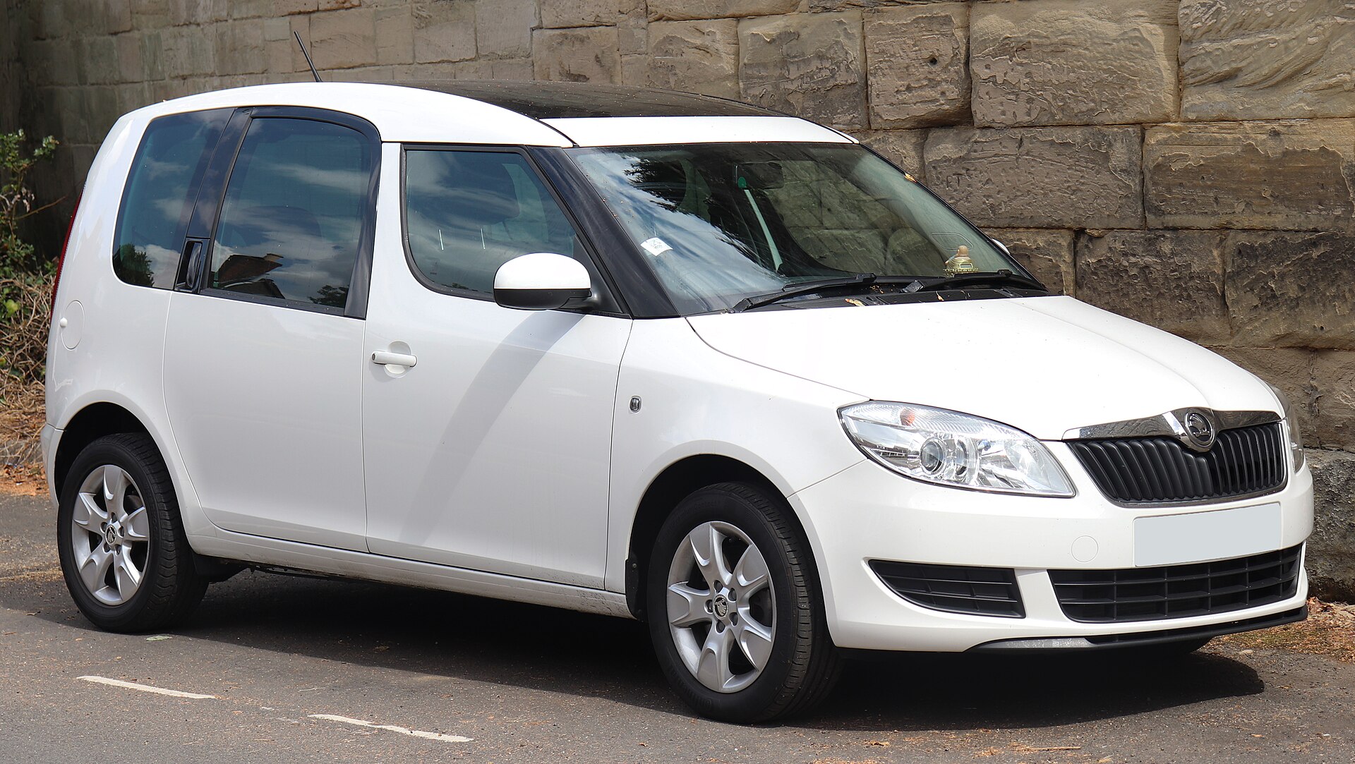 2014 Skoda Roomster SE TDi CR 1.6 Front view