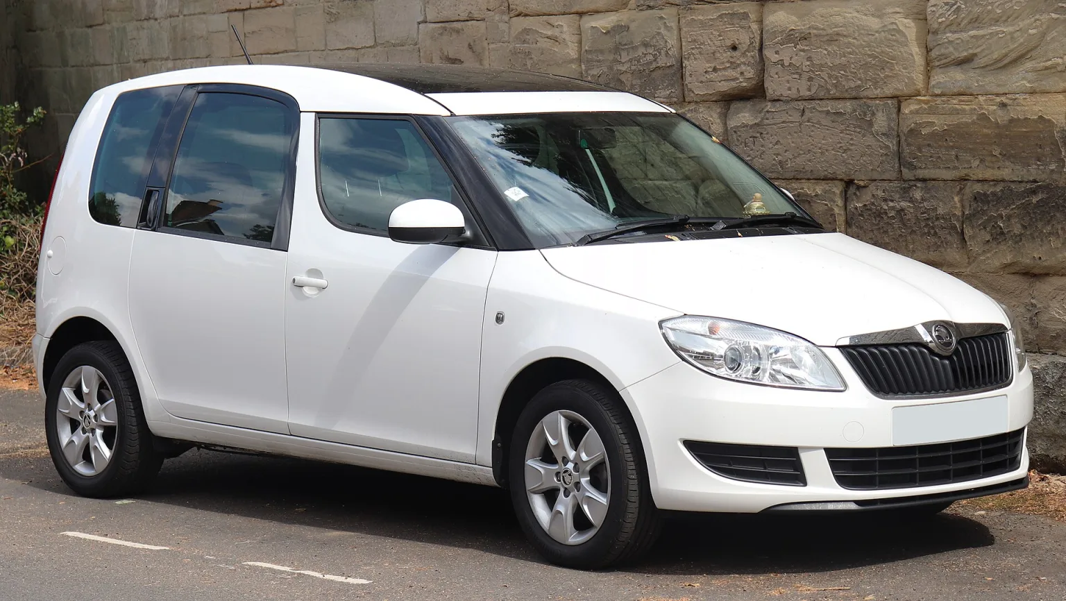 2014 Skoda Roomster SE TDi CR 1.6 Front view