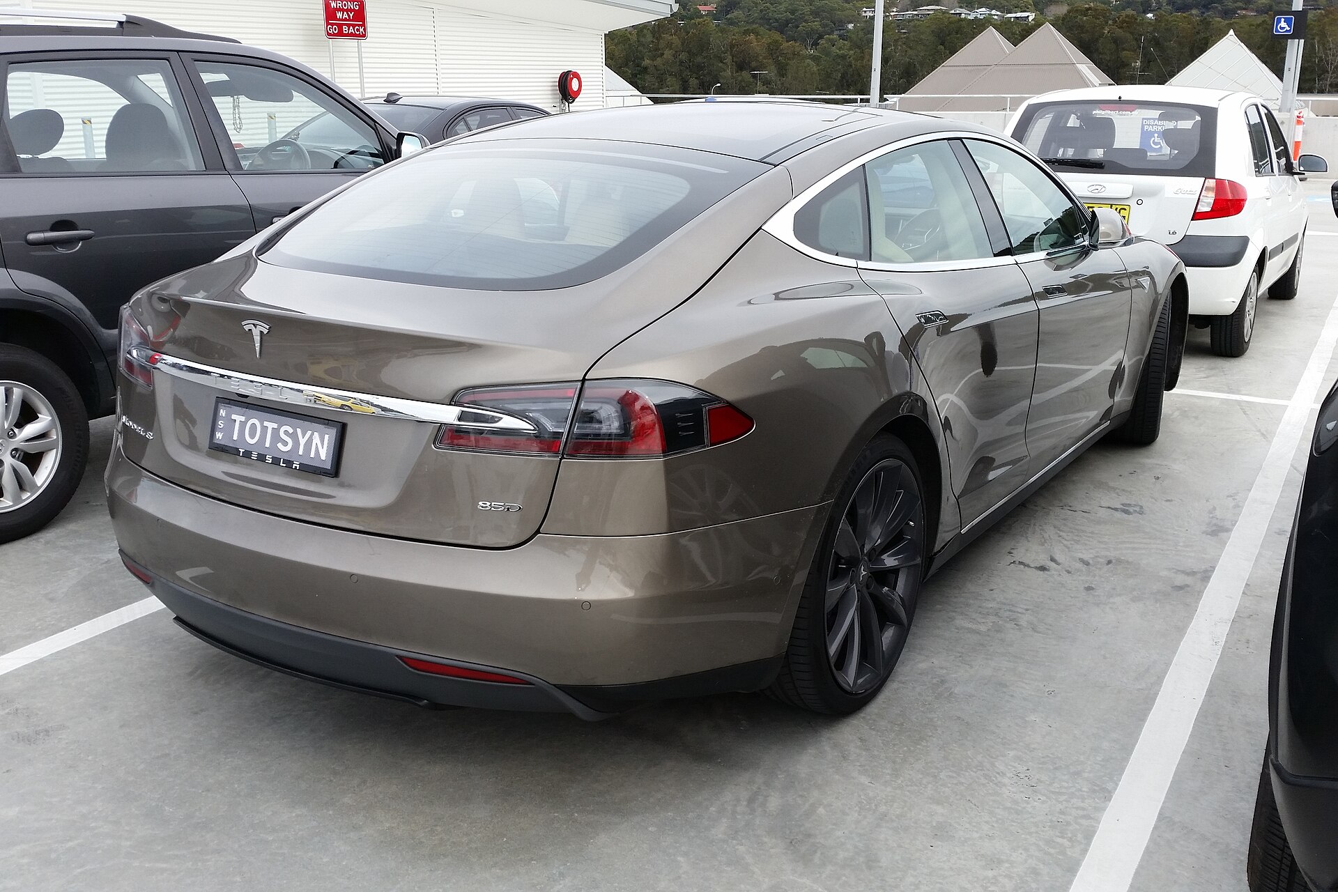 2015 Tesla Model S 85D hatchback