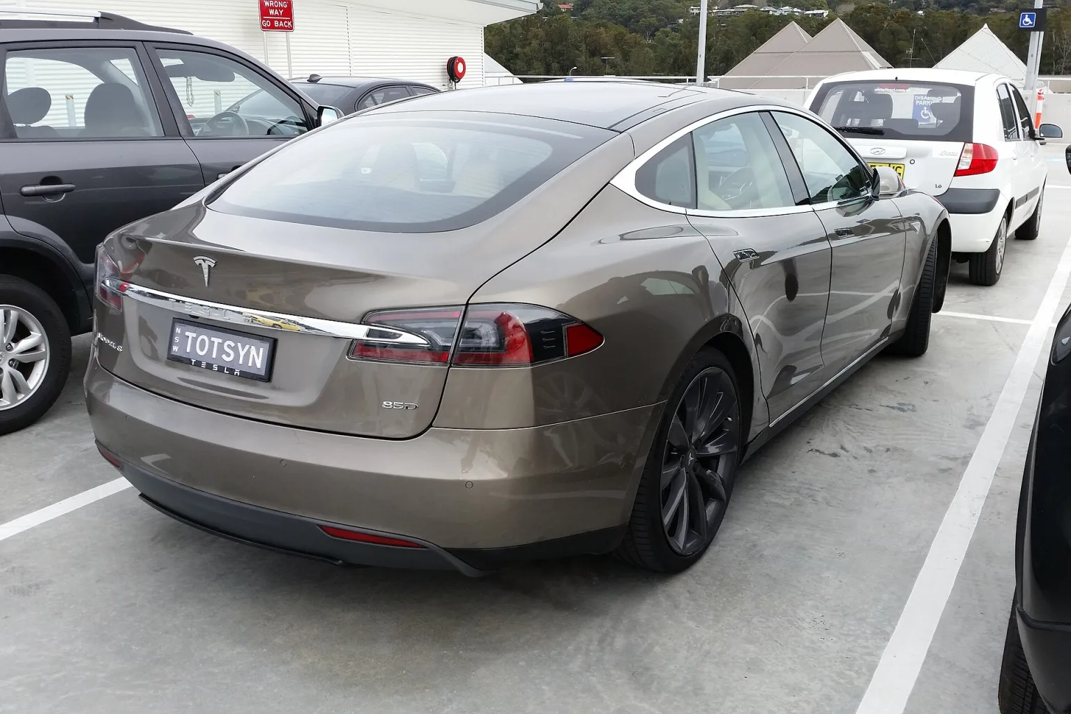 2015 Tesla Model S 85D hatchback
