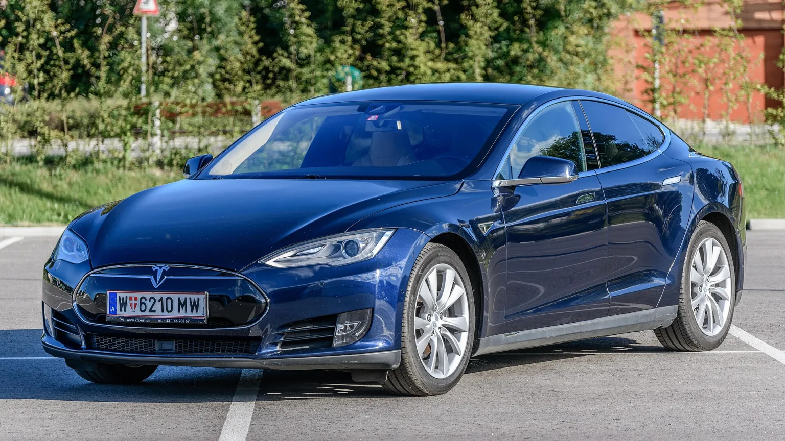 2015 Tesla Model S 70D in midnight blue