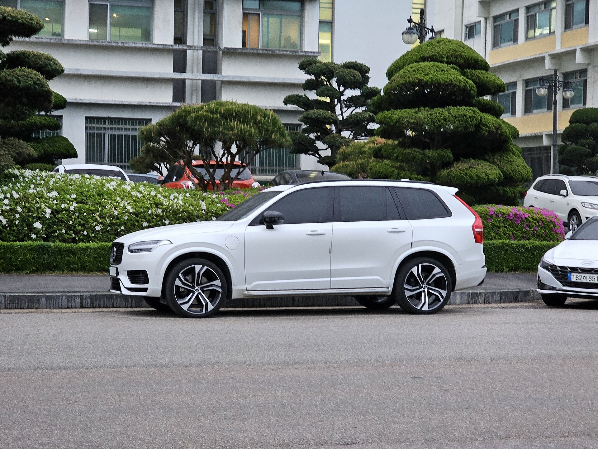 Volvo XC90 Recharge T8 AWD R-Design in Crystal White