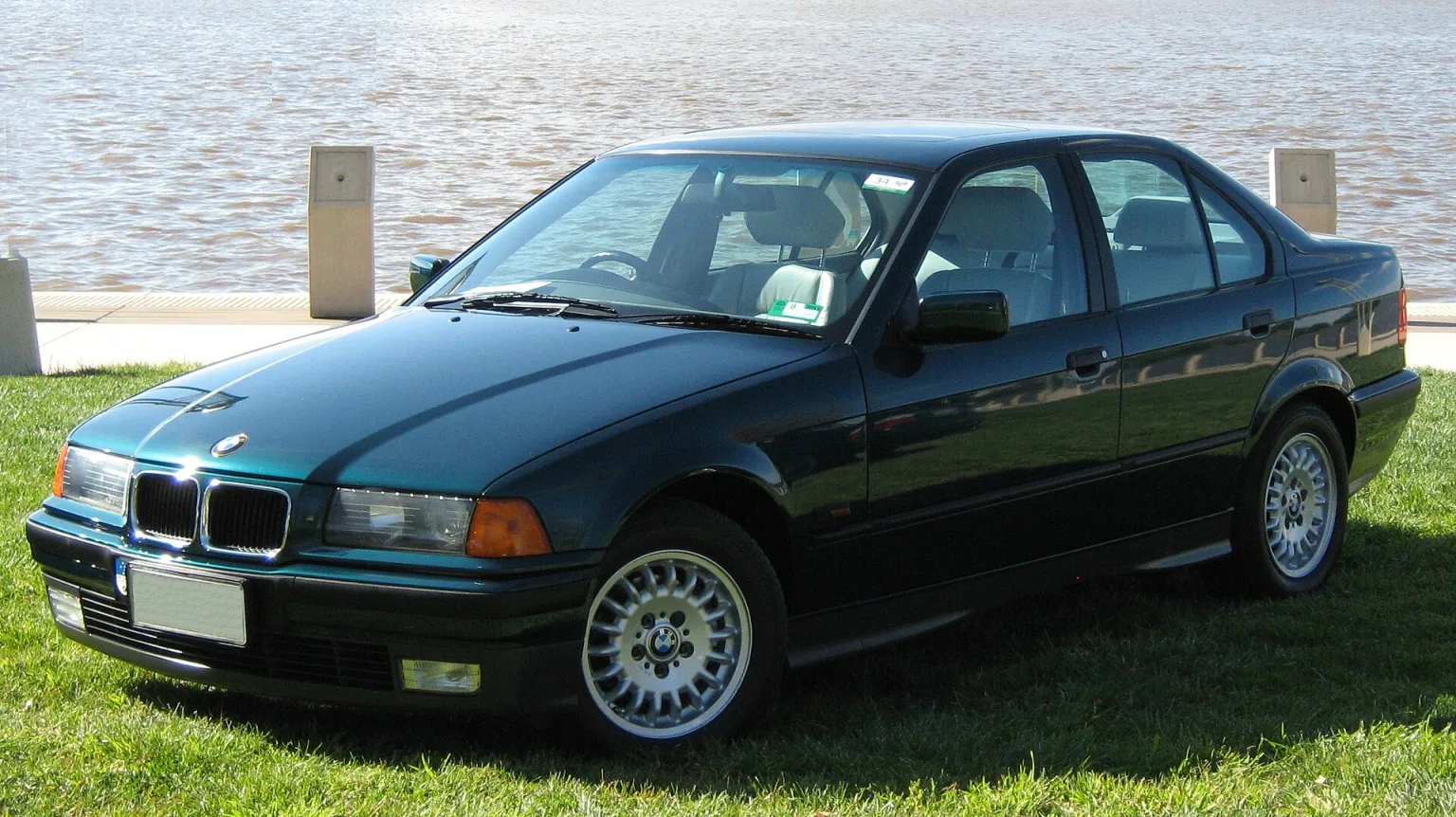 1994-96 BMW 320i sedan (Australia)