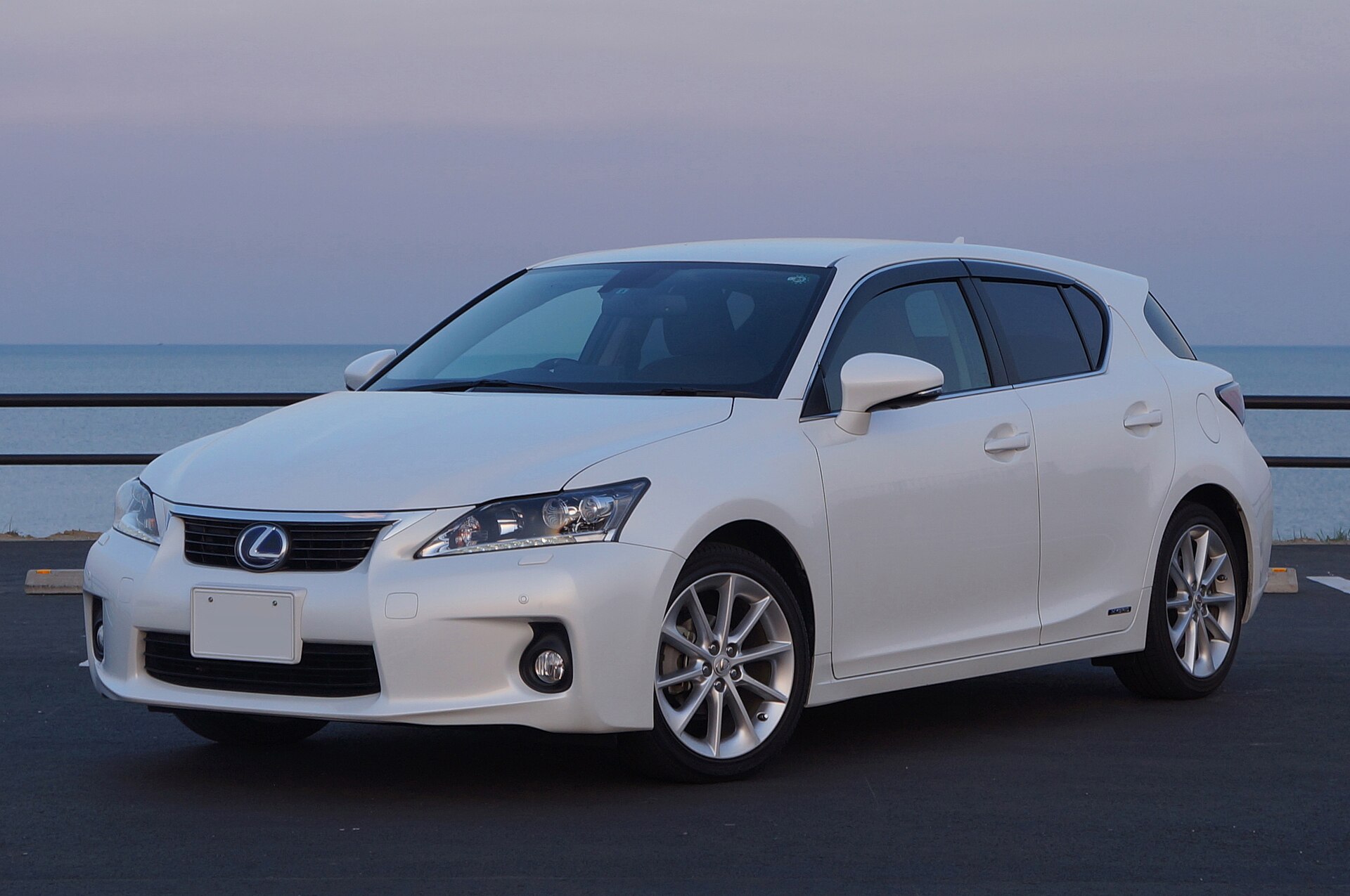 2011 Lexus CT200h (Japan) front view