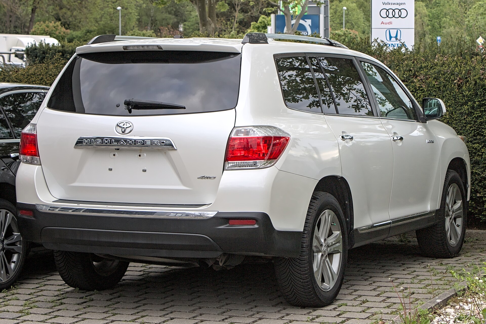 2011 Toyota Highlander (XU40) in silver, front view