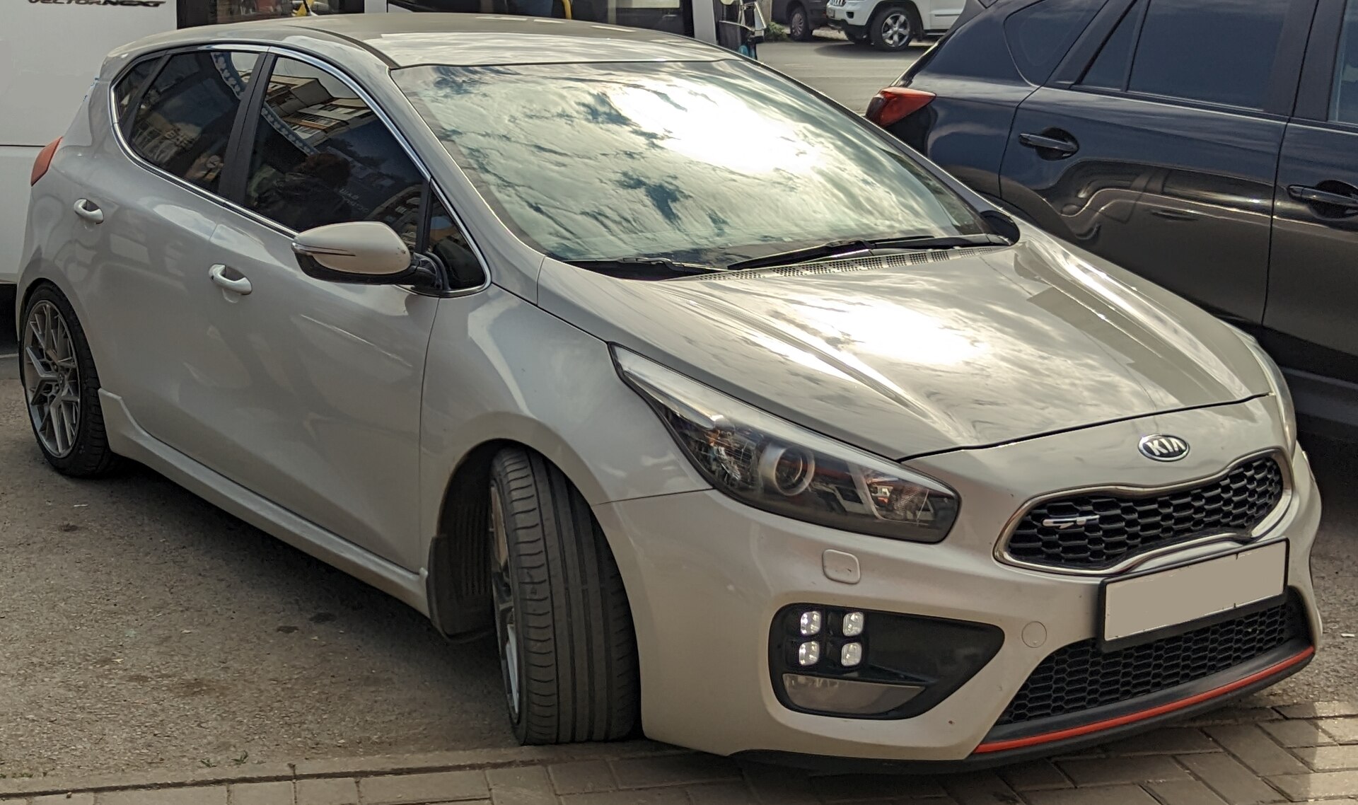 2014 Kia Cee'd GT in grey, front view
