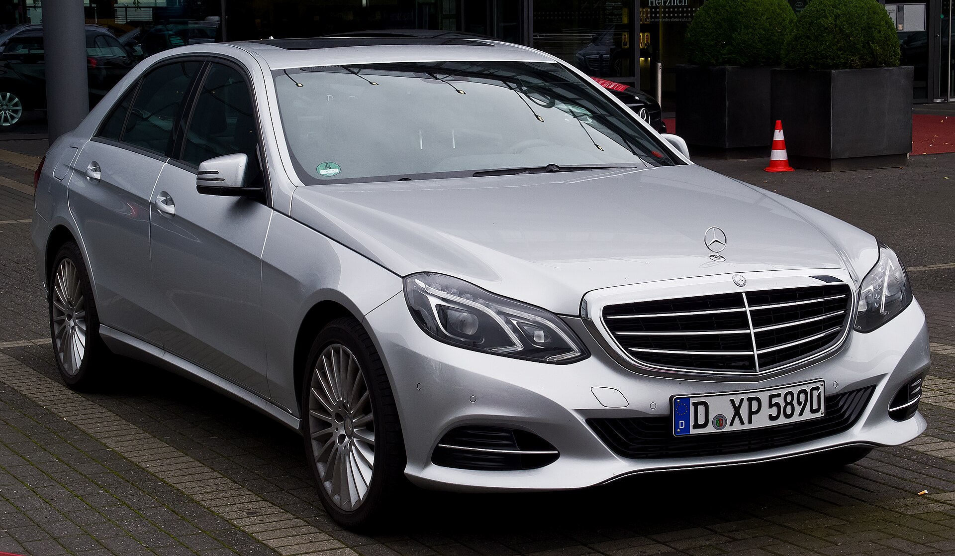 Mercedes-Benz E 220 CDI Elegance (W212, Facelift) front view, August 2014