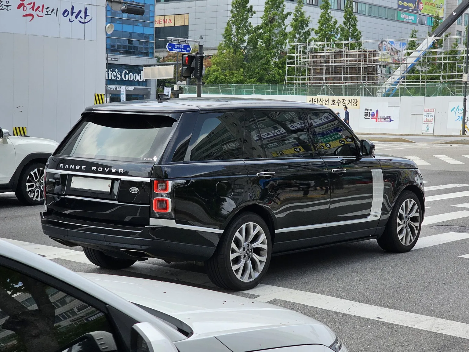 Land Rover Range Rover L Autobiography L405 FL in Santorini Black