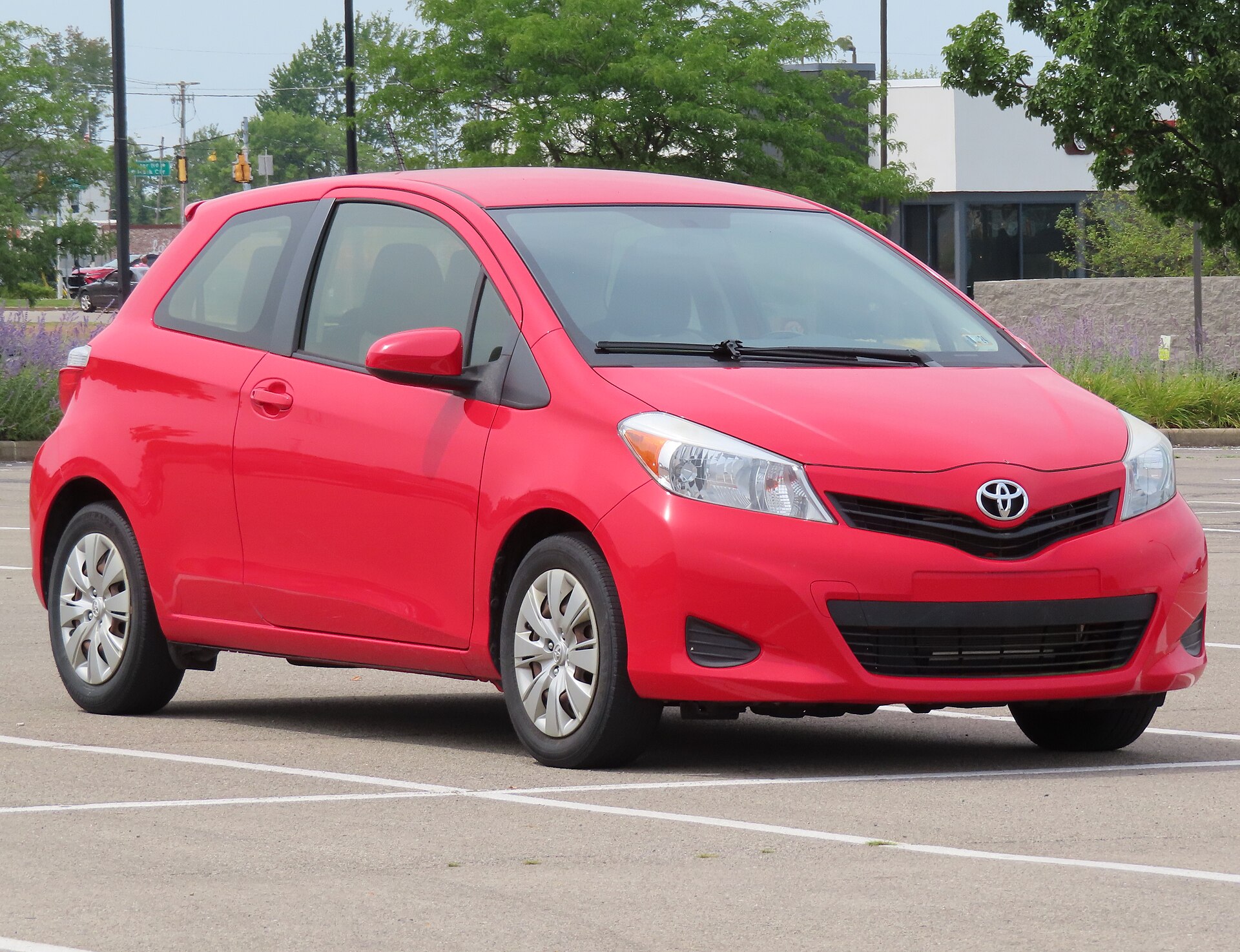 2014 Toyota Yaris L 3-door, front right view