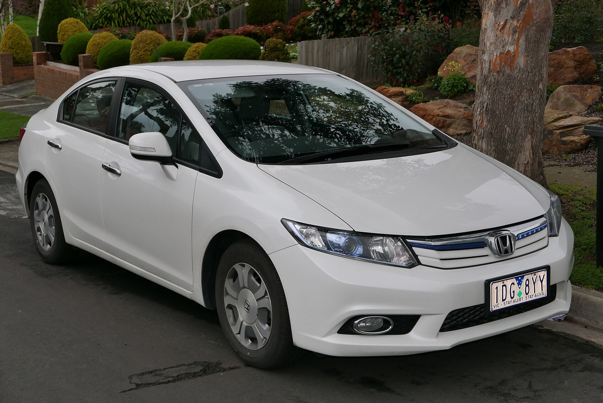 2014 Honda Civic Hybrid sedan, similar to the 2015 US model