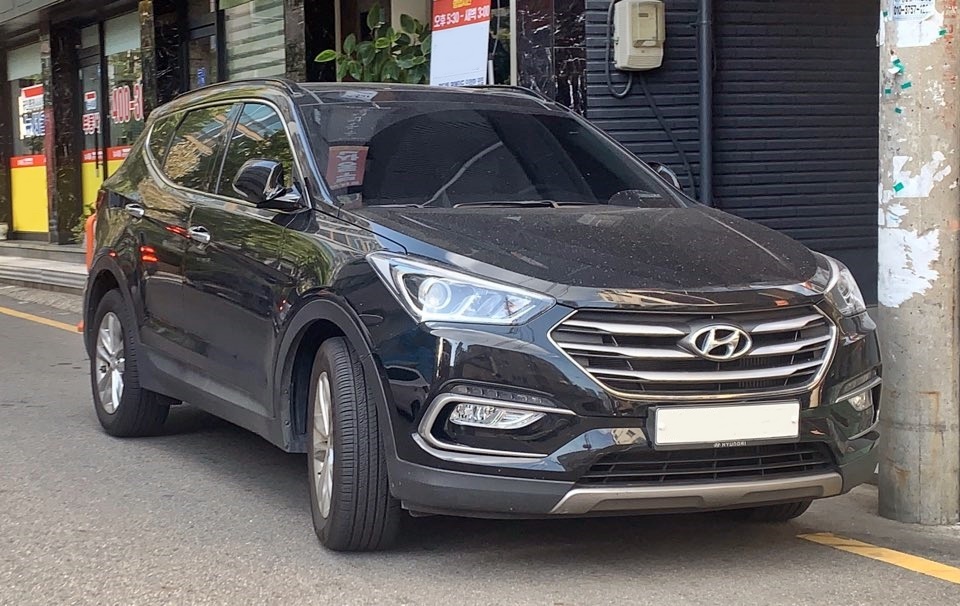 Hyundai Santa Fe (DM) from the correct generation for 2015 model year.
