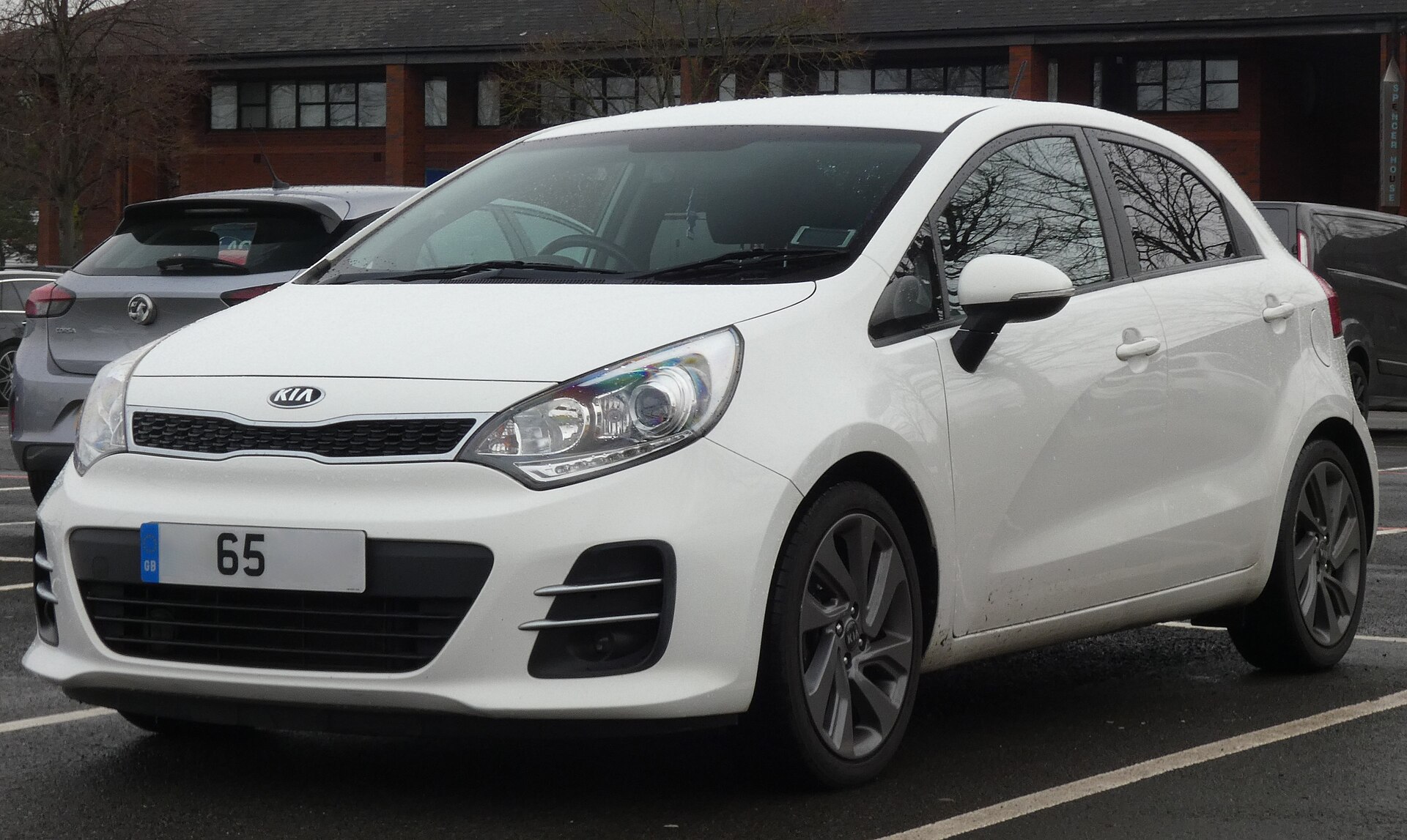 2015 Kia Rio 3 EcoDynamics CRDi in Clear White, front view