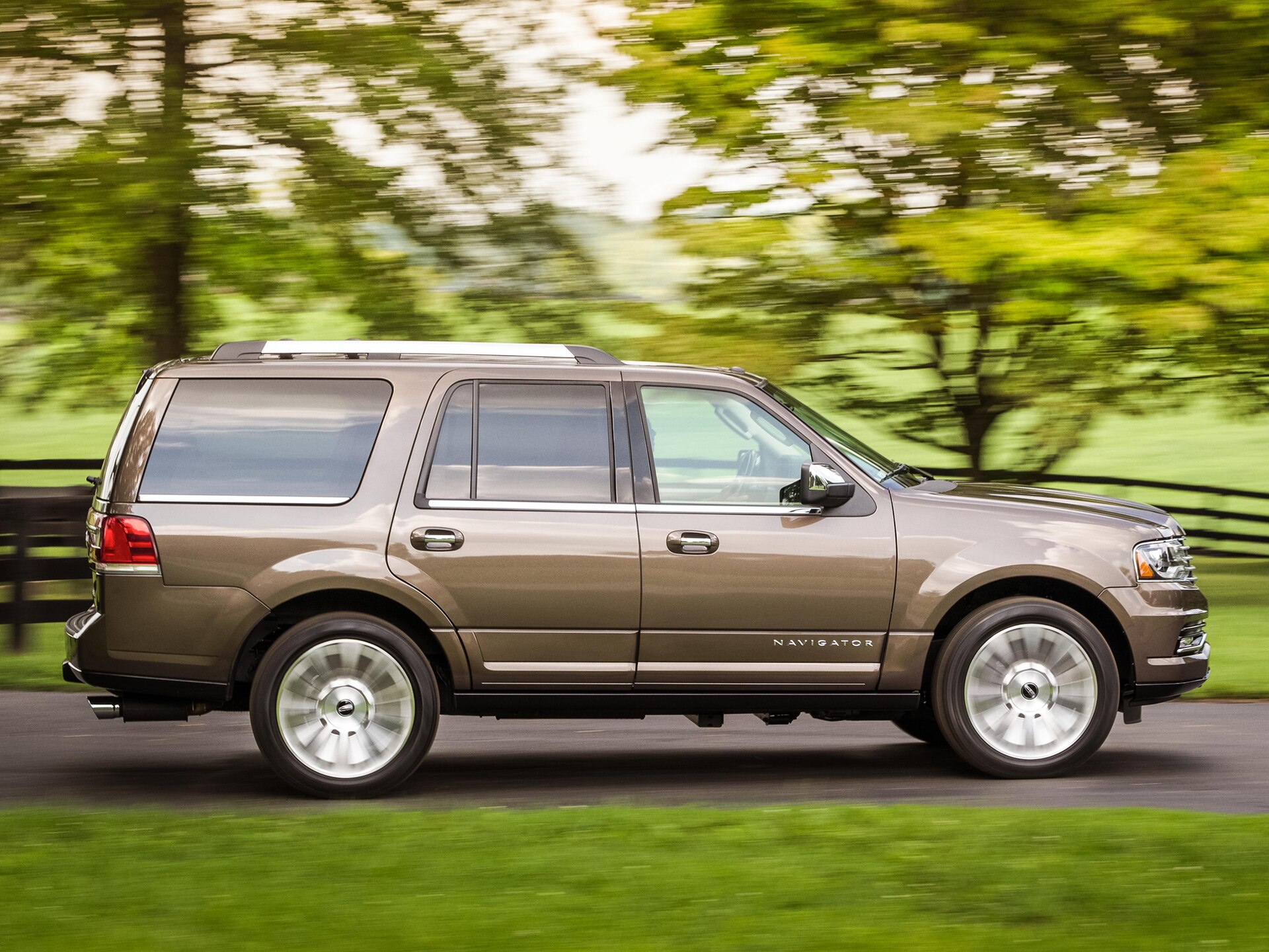 2015 Lincoln Navigator (facelift) side view