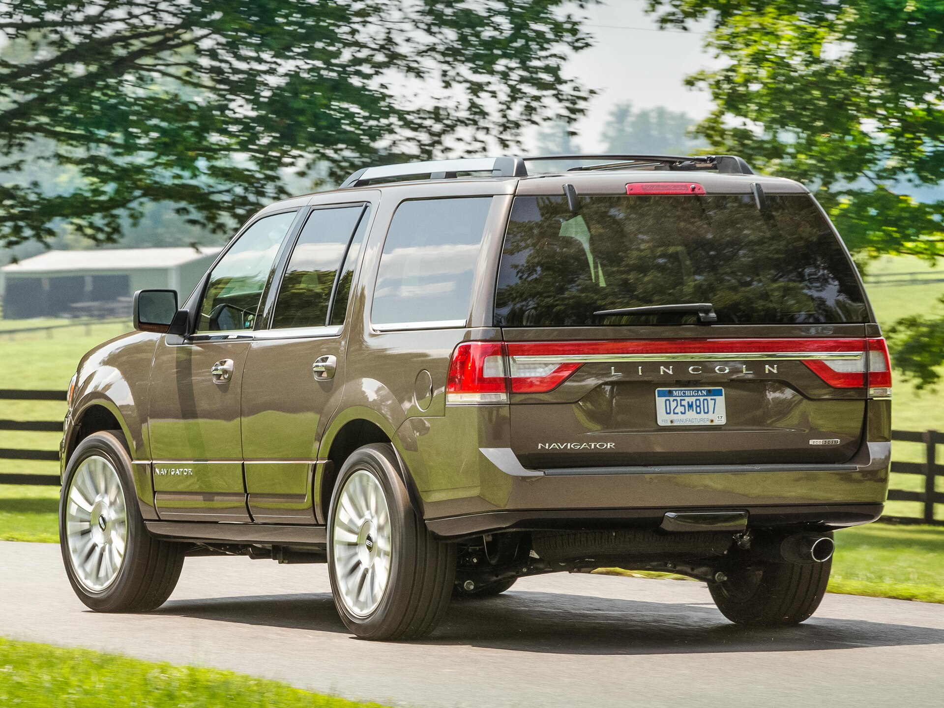 2015 Lincoln Navigator rear view (facelift model)