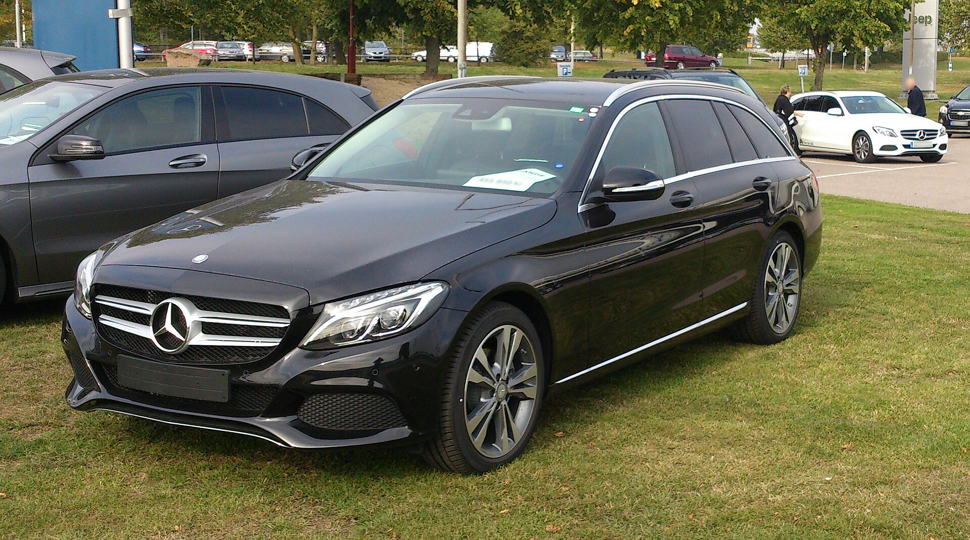 Mercedes-Benz C-Class Estate (S205) front left view