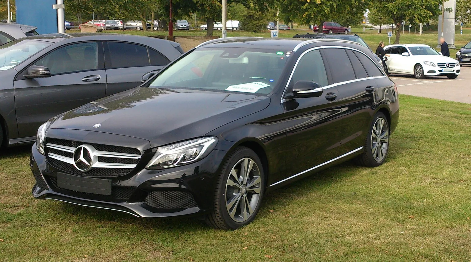 Mercedes-Benz C-Class Estate (S205) front left view