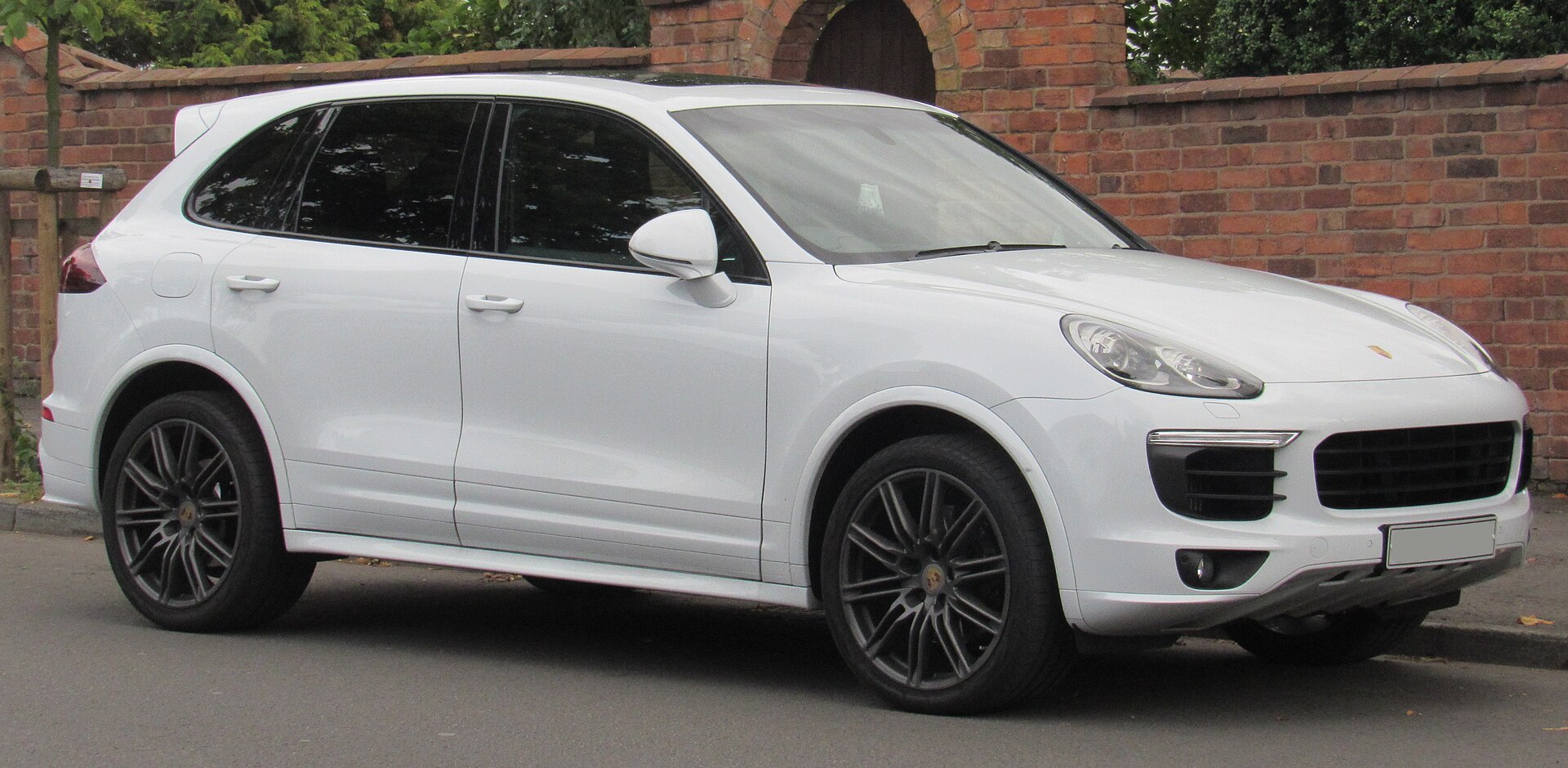 2015 Porsche Cayenne V6 Diesel Tiptronic S 3.0 (front view)
