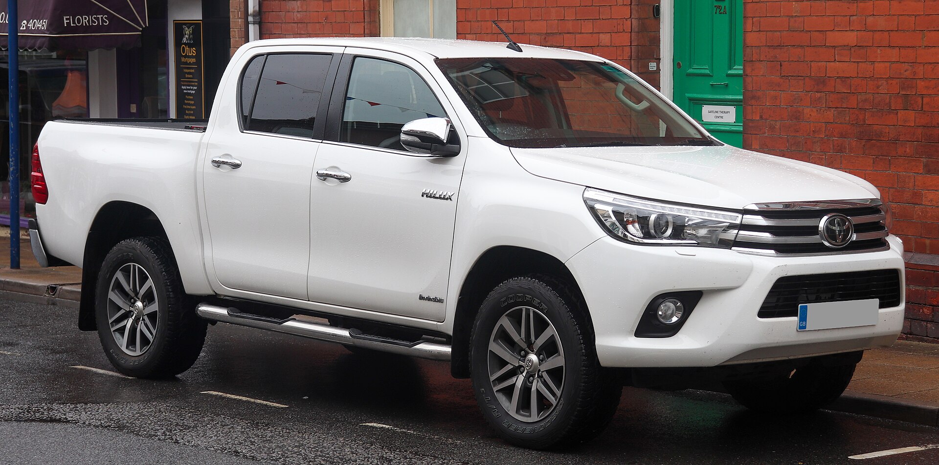 2016 Toyota HiLux Invincible D-4D 4WD 2.4 front view