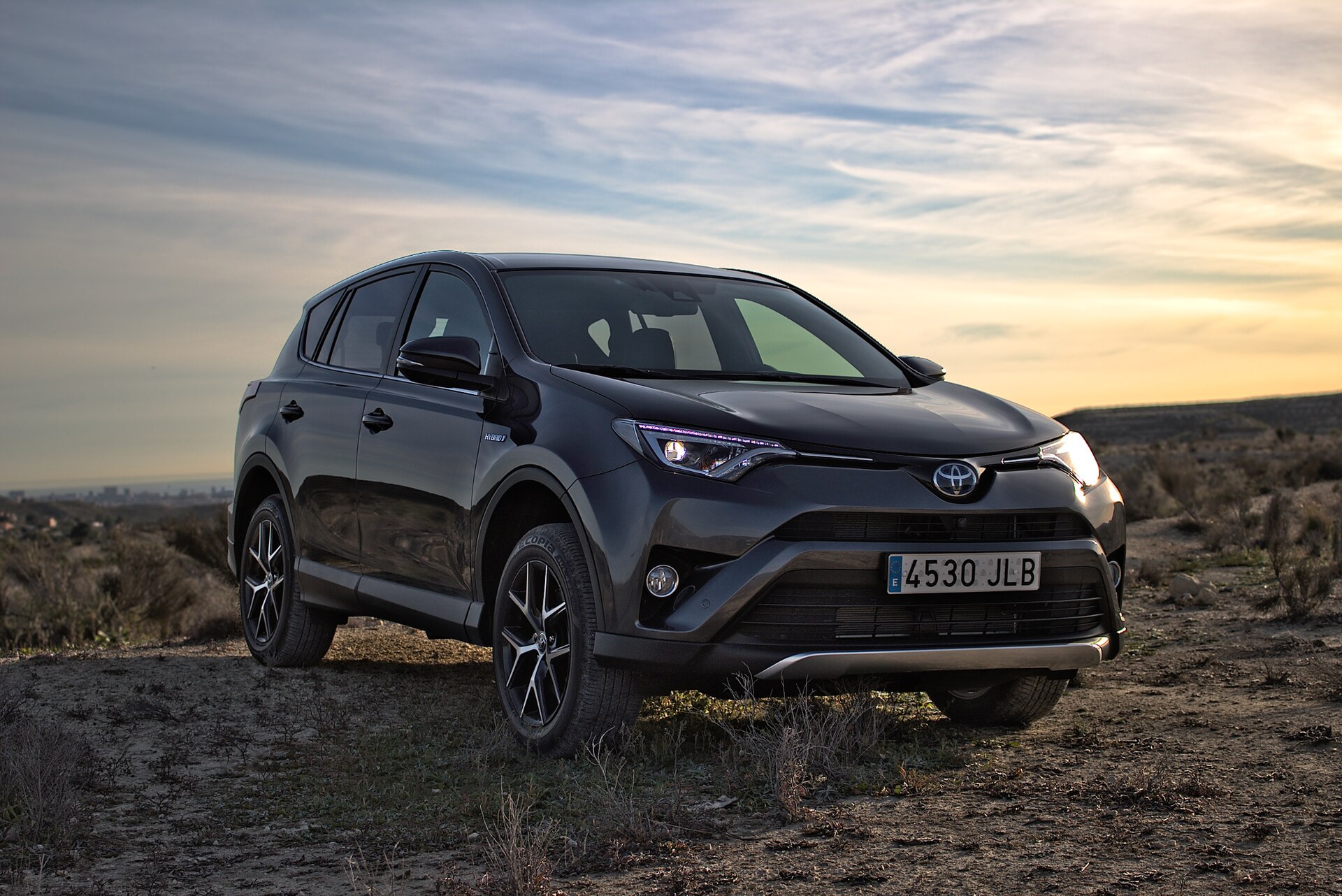2016 Toyota RAV4 Hybrid front view in marlingrau-metallic