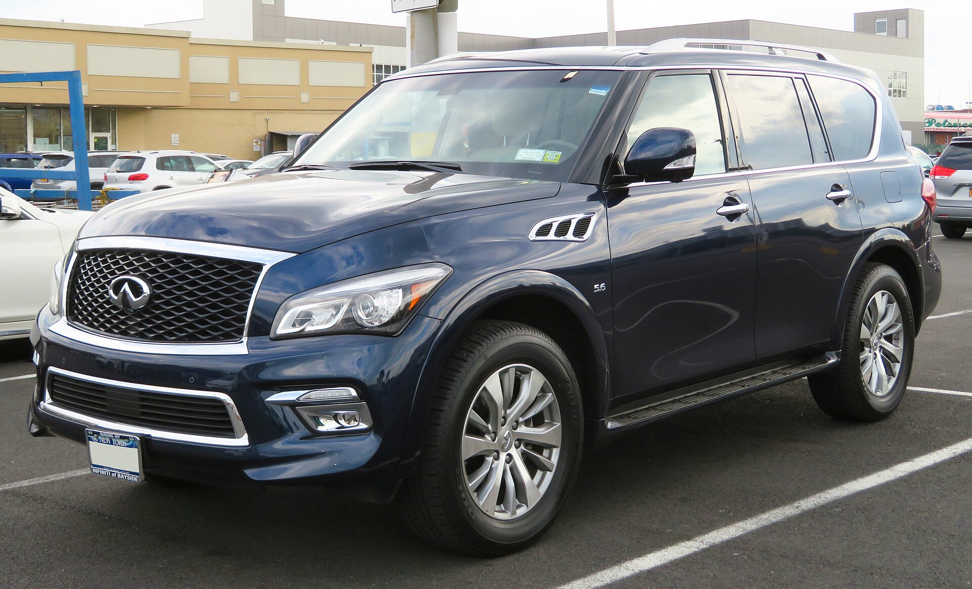 2017 Infiniti QX80 5.6L front view