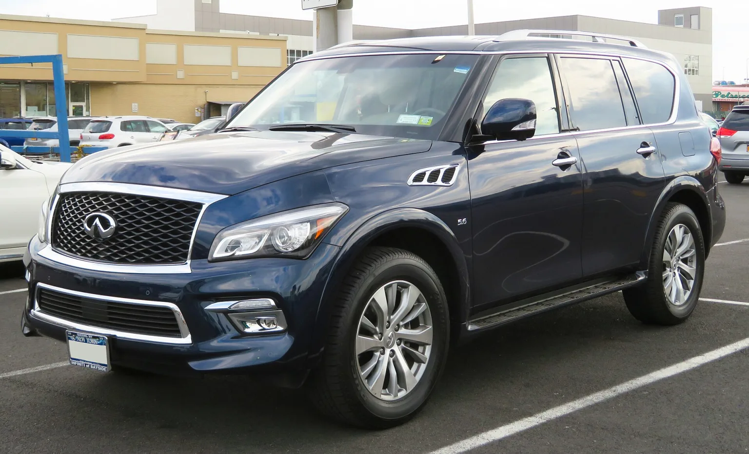 2017 Infiniti QX80 5.6L front view
