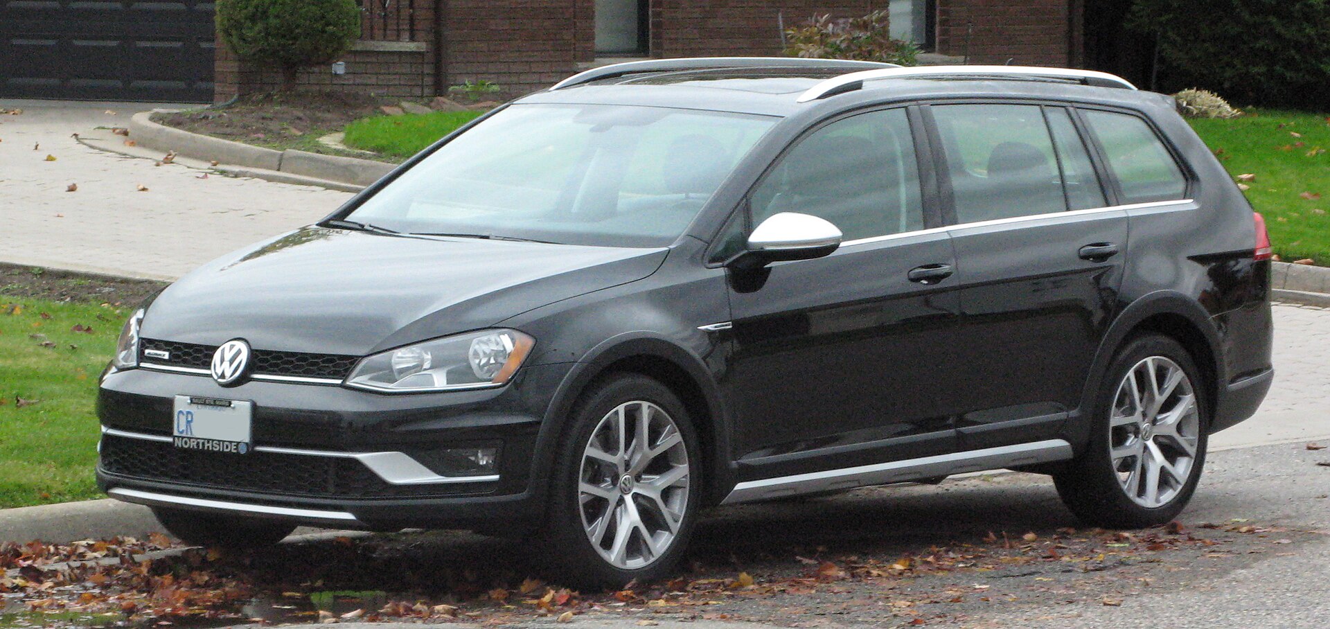 2017 Volkswagen Golf SportWagen Alltrack TSI 4Motion, front left view