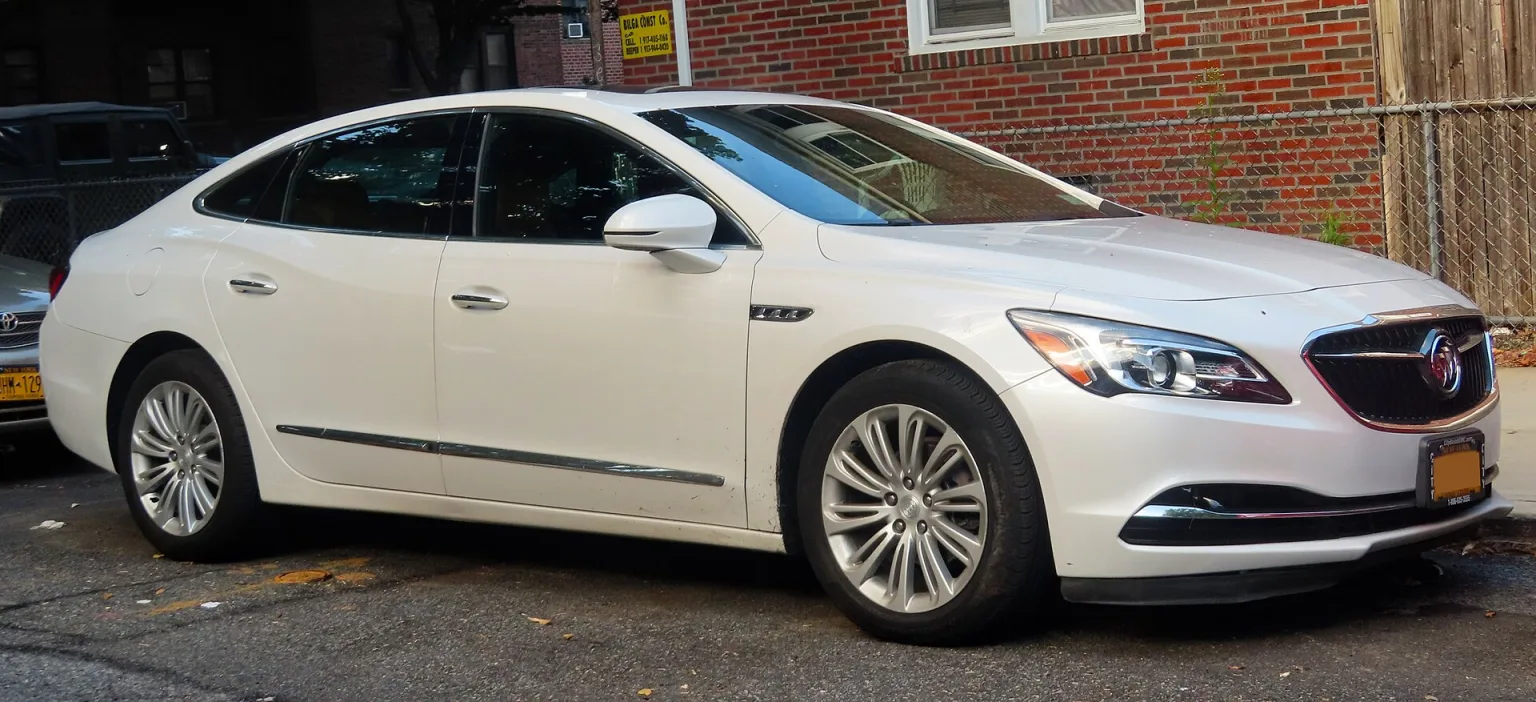 2018 Buick LaCrosse Essence 2.5L, front view