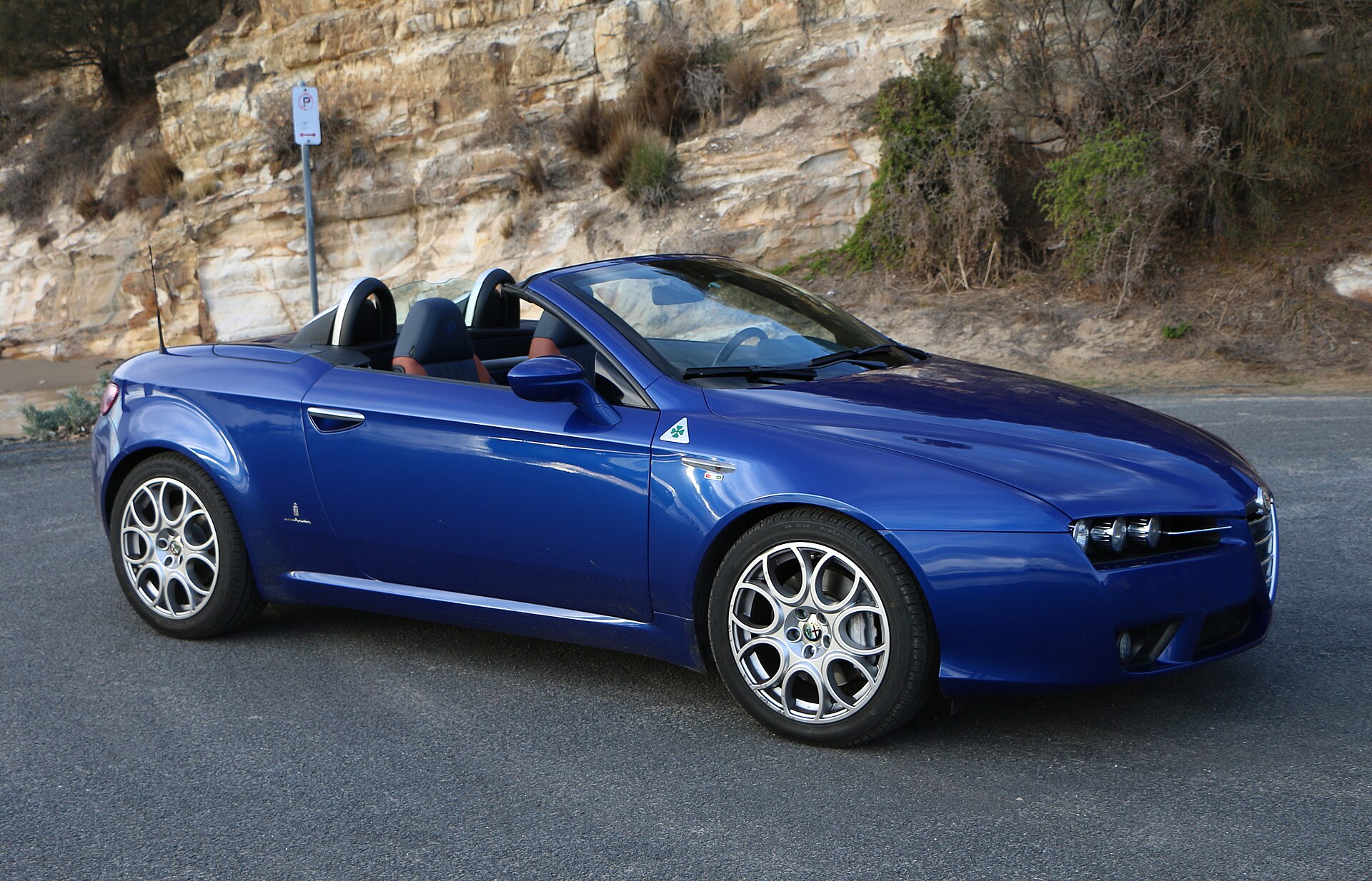 Alfa Romeo Spider (Type 939) in red, front and side view