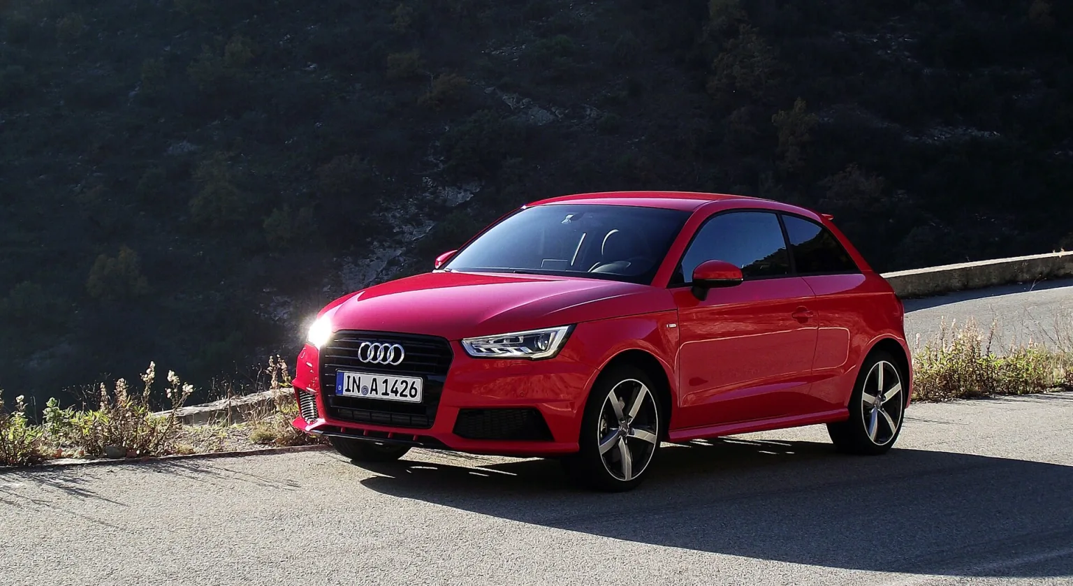 2015 facelift Audi A1 Typ 8X front view in Misanorot-Perleffekt