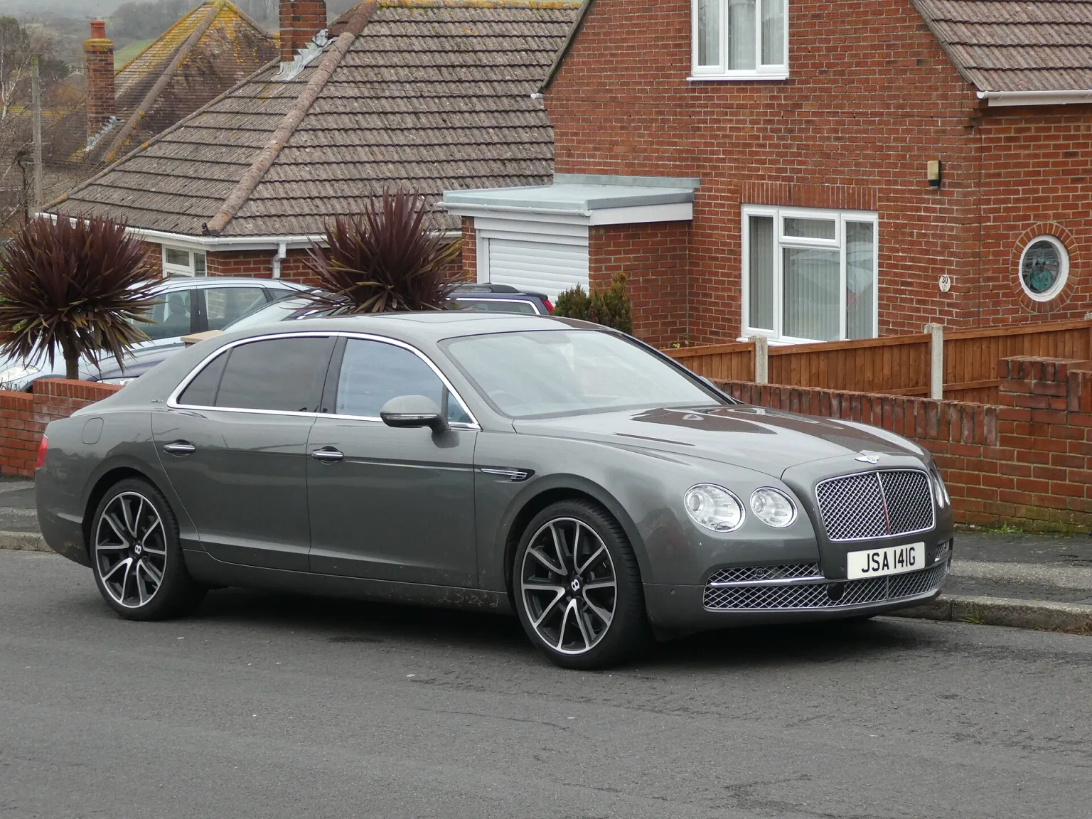2014 Bentley Flying Spur, matching the 2013 Geneva launch model.