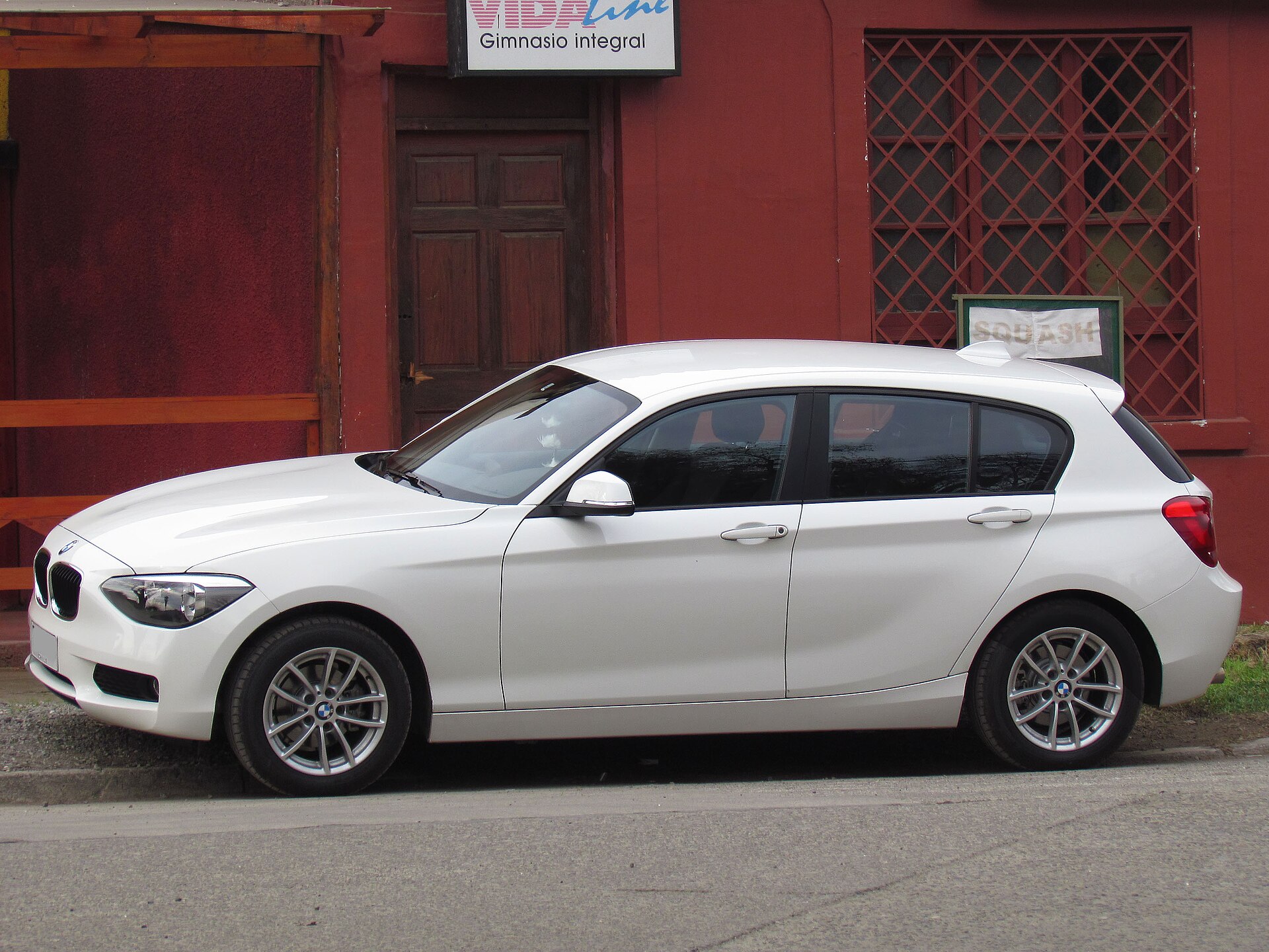 2013 BMW 114i 1 Series three-door hatchback