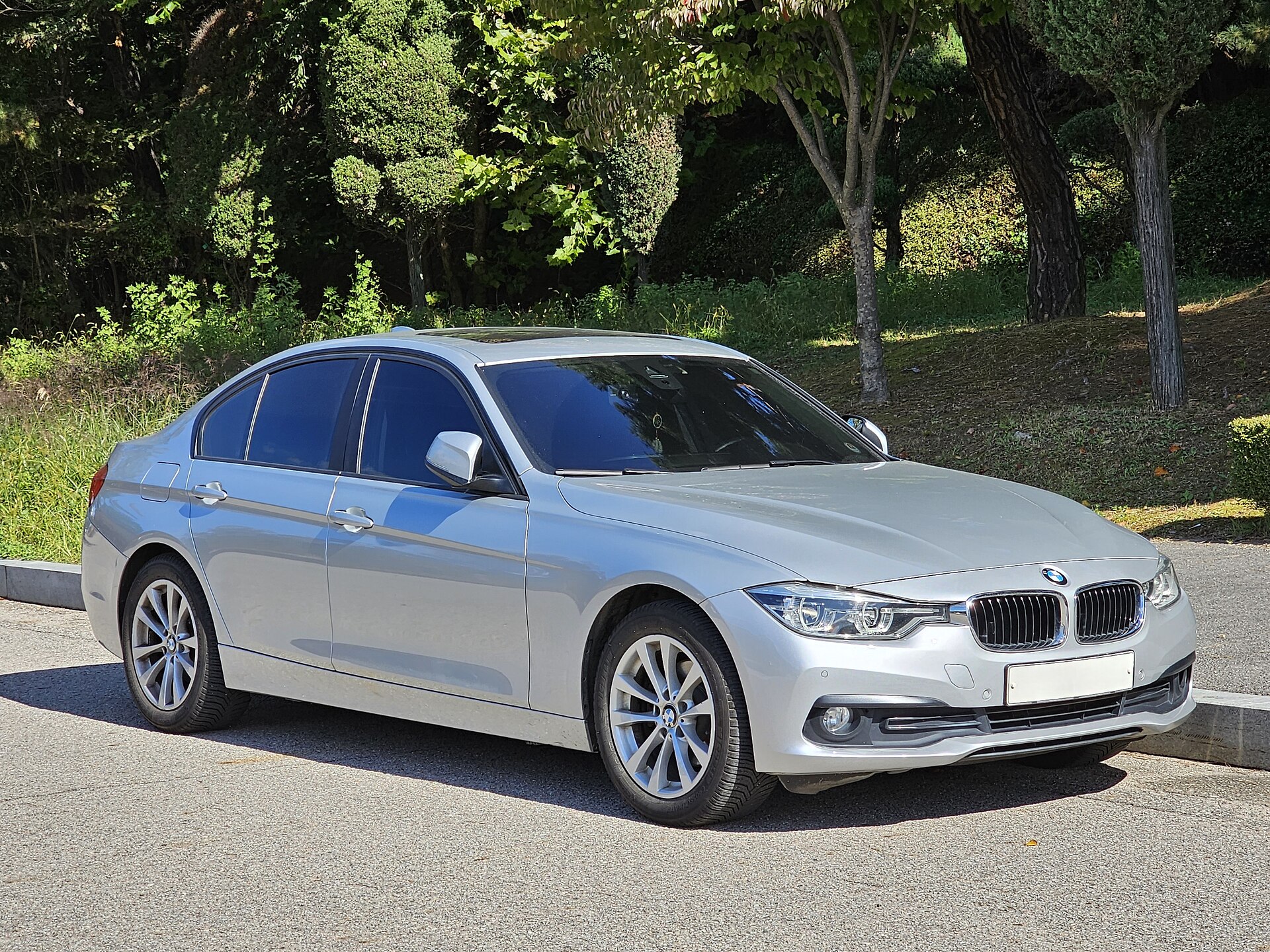 BMW F30 LCI 320d in Glacier Silver Metallic